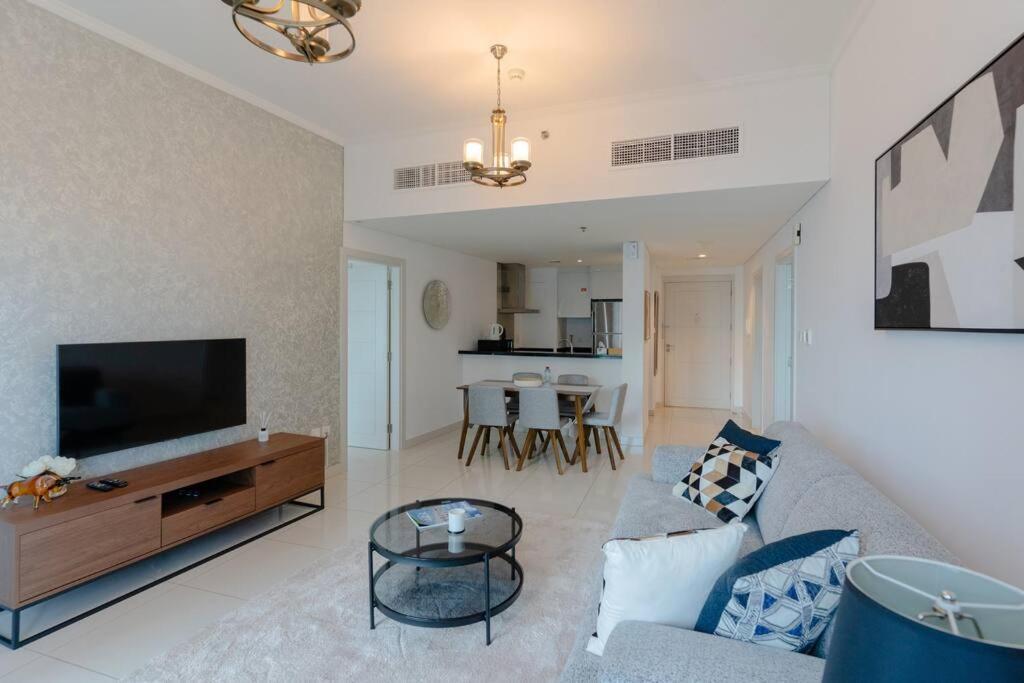 Fantastic View L Great Amenities L Superb Location Apartment