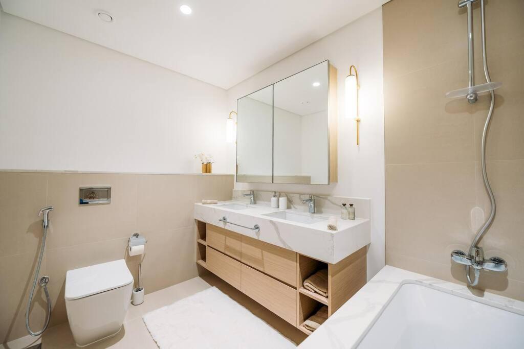 Luxury Creek Balcony & View * Dubai