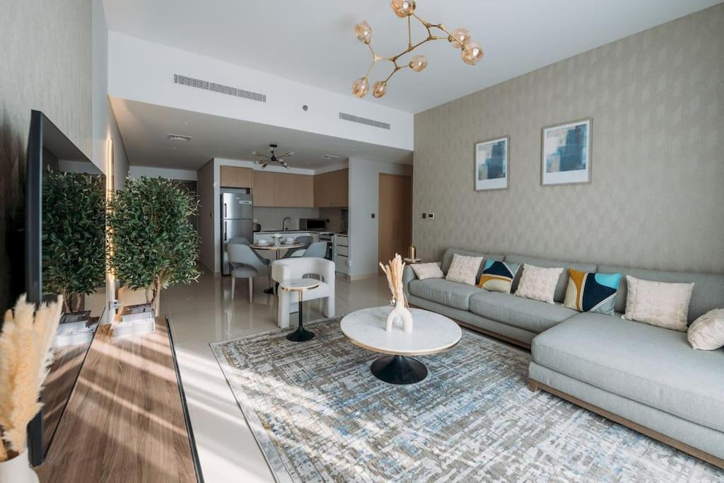 Luxury Creek Balcony & View Apartment