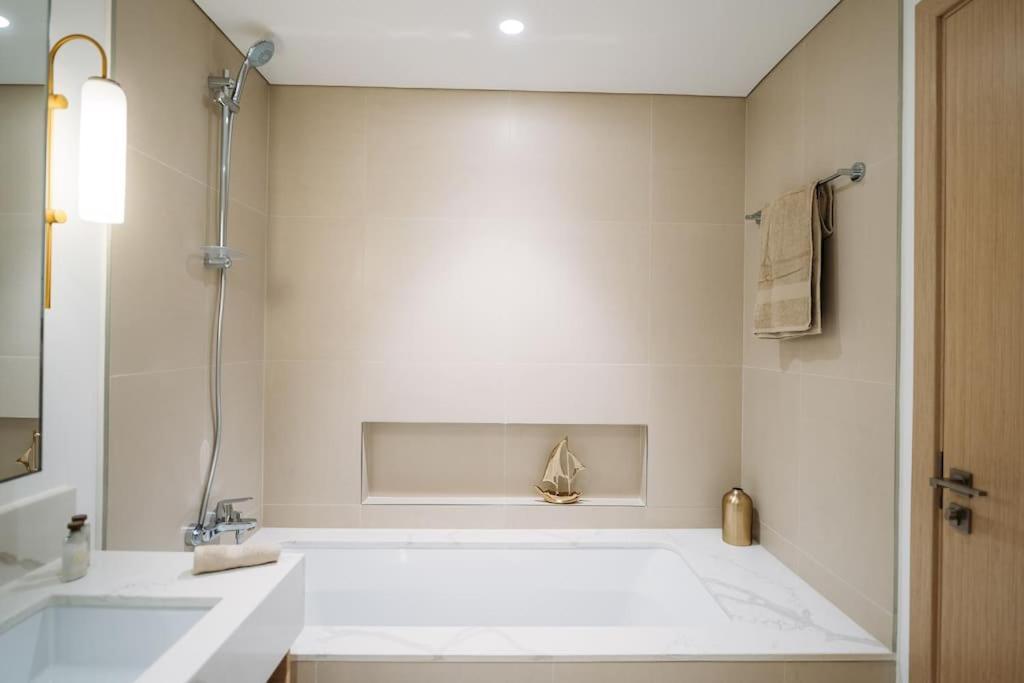 Luxury Creek Balcony & View * Dubai