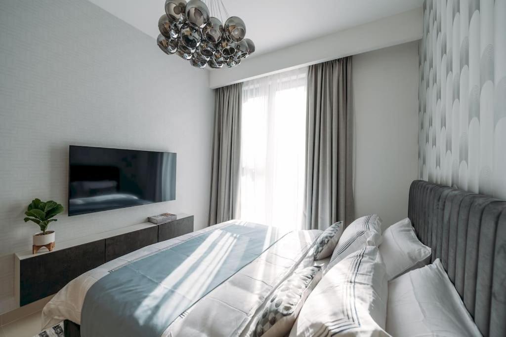 Luxury Creek Balcony & View Apartment Dubai