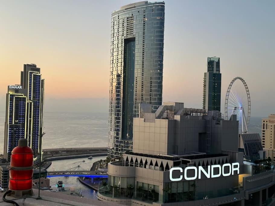 Luxe 1 Bedroom Near Dmcc Metro & Jbr Apartment *