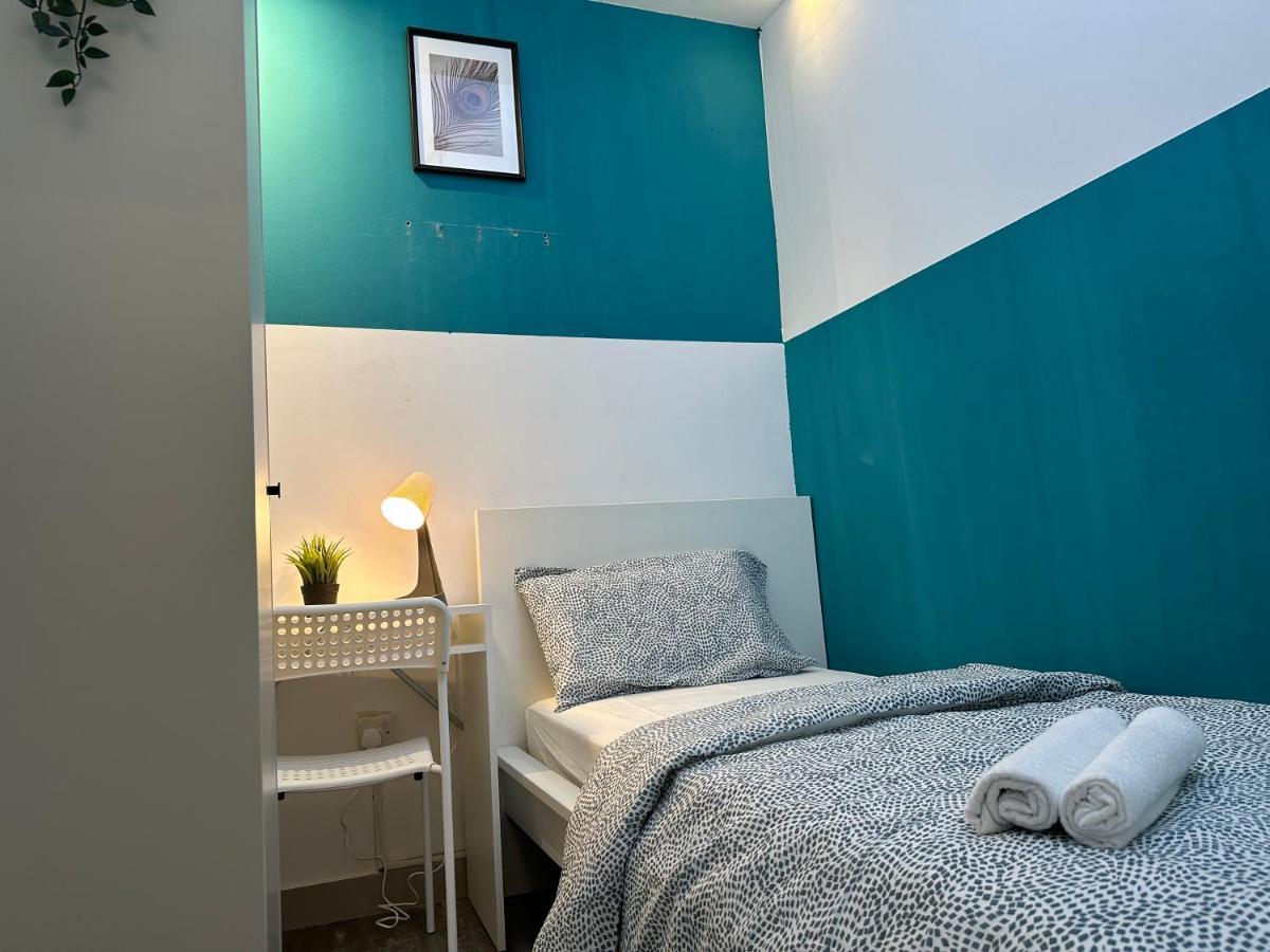 Homestay Epic Partition In Barsha Near Metro *