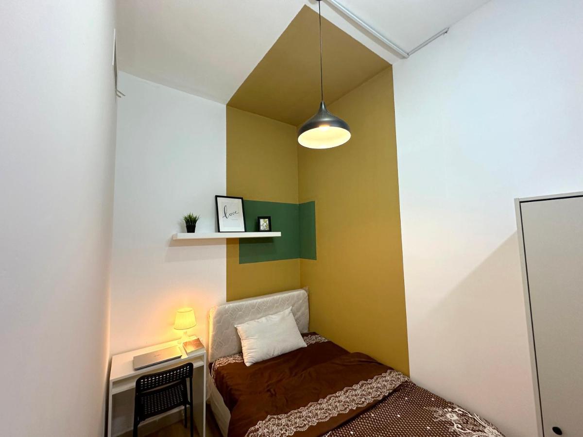 Budget Double Partition In Barsha Heights Near Metro Homestay *