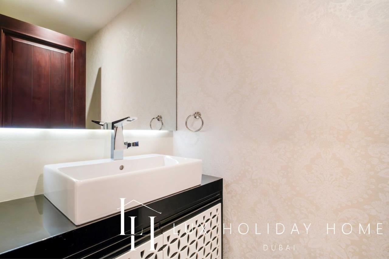 Lux The Burj Khalifa View Garden Apartment