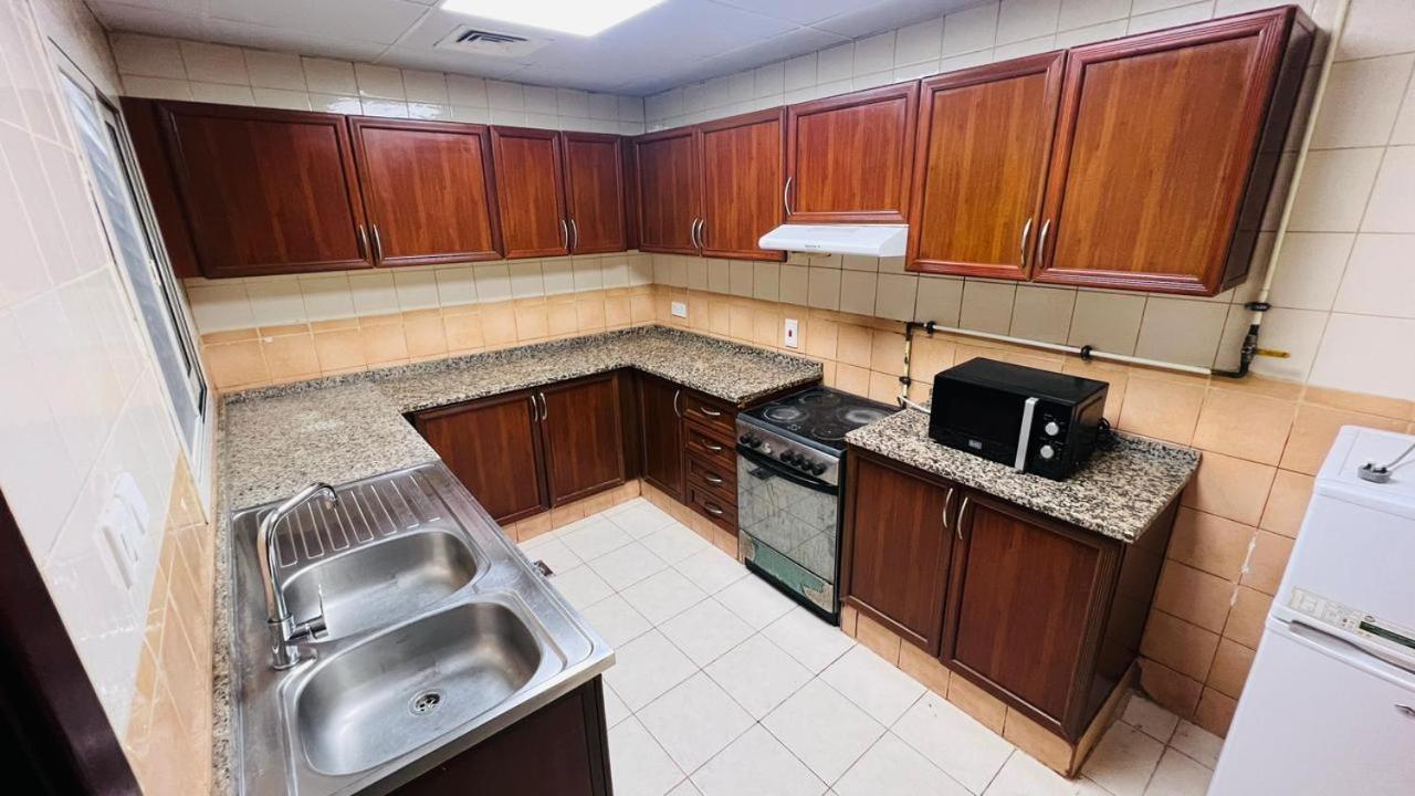 Huge In Al Barsha 1 Near Mashreq Metro * Dubai