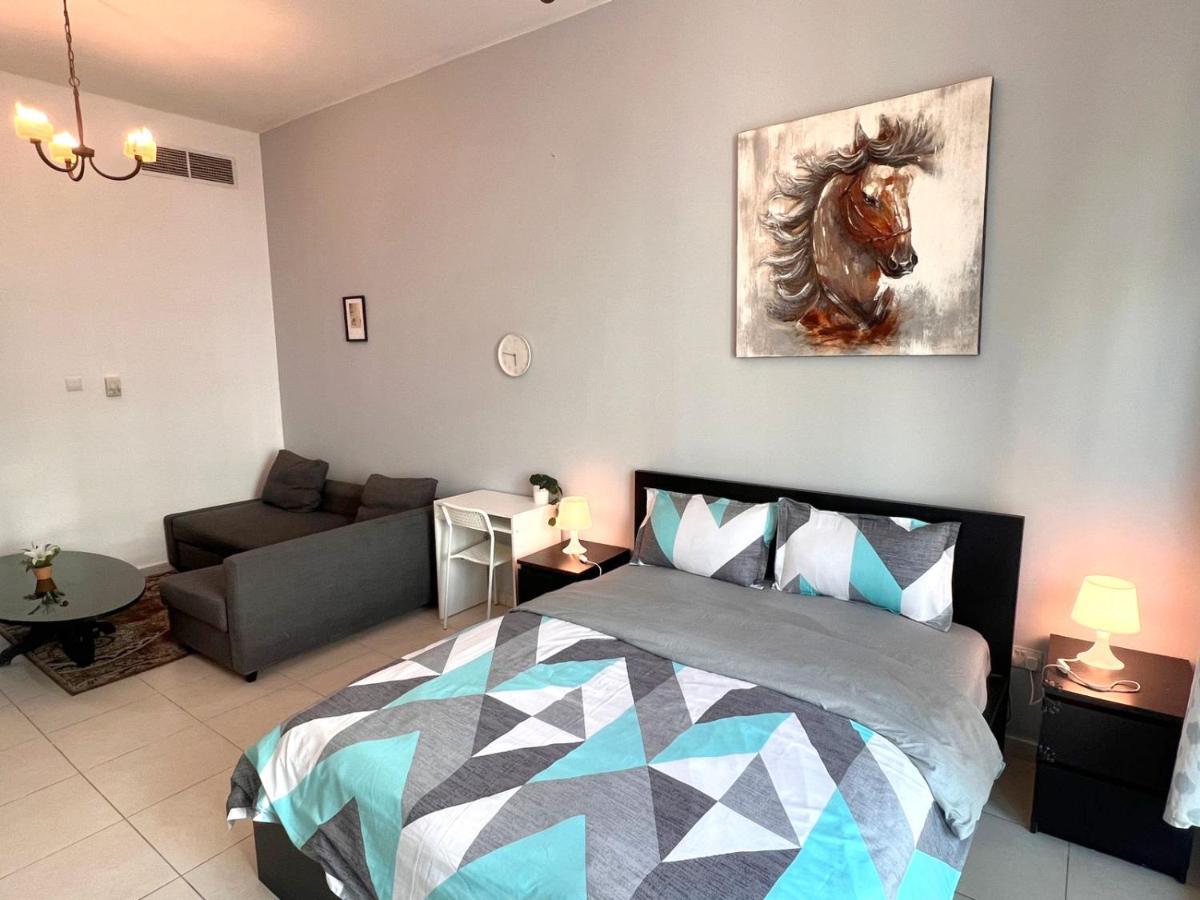 Homestay Huge In Al Barsha 1 Near Mashreq Metro Dubai