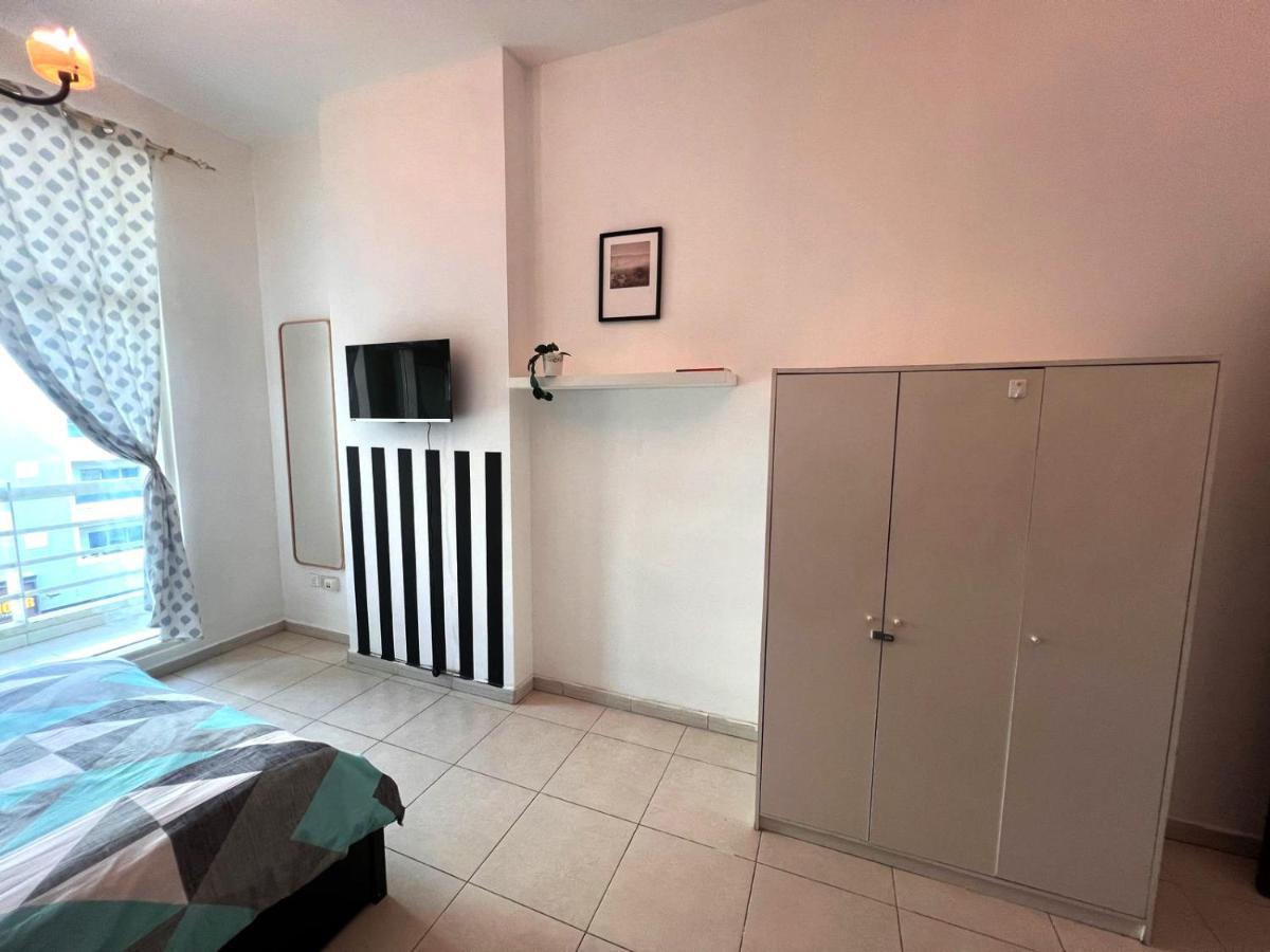 Huge In Al Barsha 1 Near Mashreq Metro * Dubai