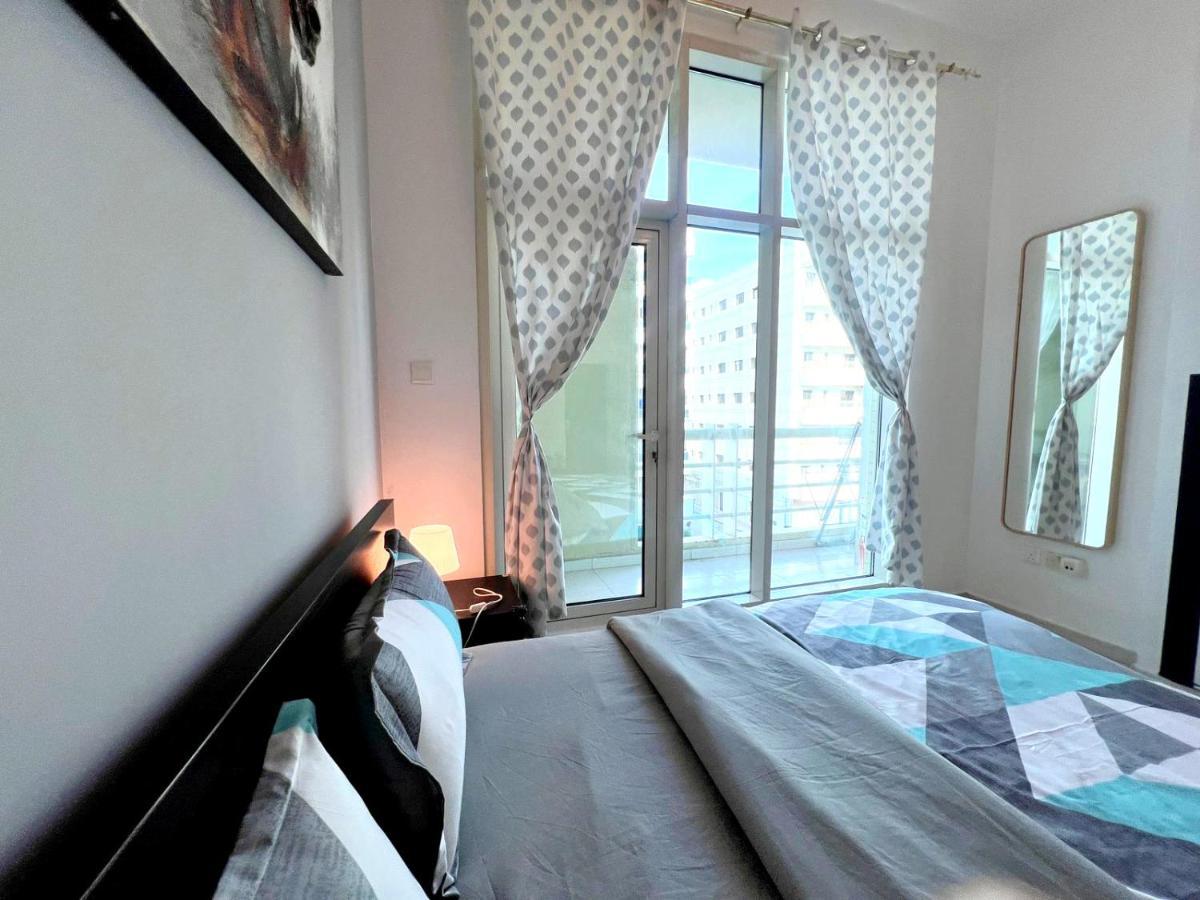 Huge In Al Barsha 1 Near Mashreq Metro * Dubai