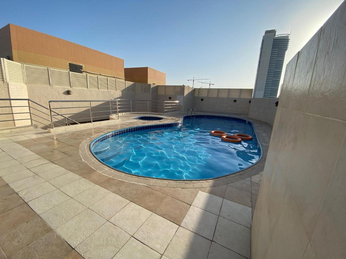 Huge In Al Barsha 1 Near Mashreq Metro