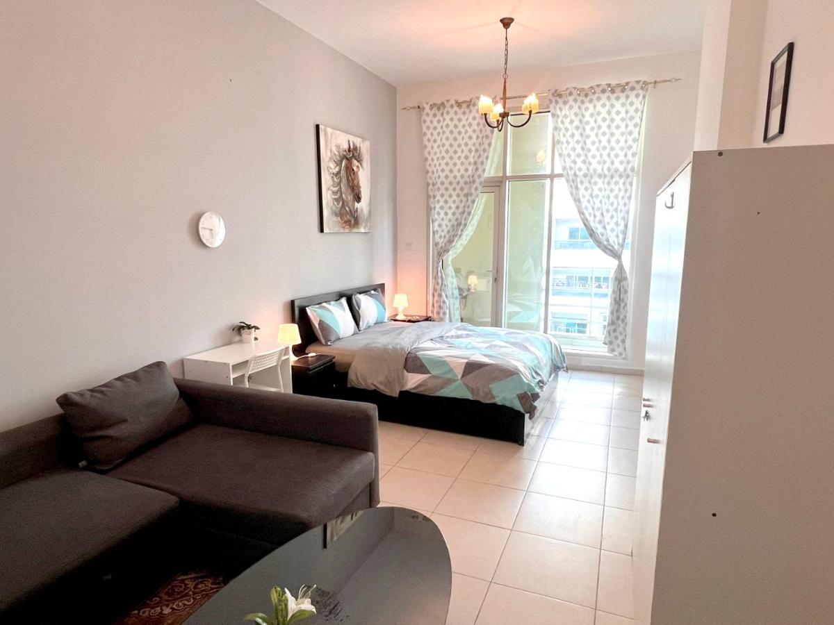 Huge In Al Barsha 1 Near Mashreq Metro Homestay *