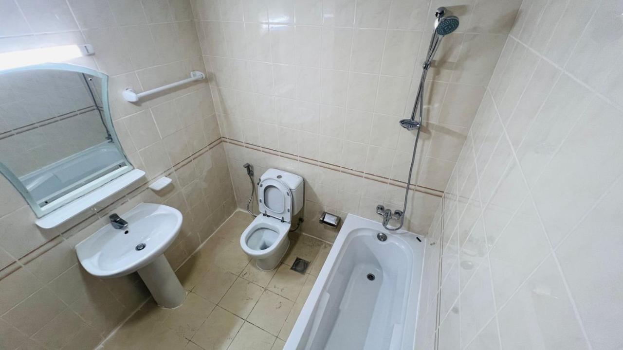 Huge In Al Barsha 1 Near Mashreq Metro Homestay Dubai