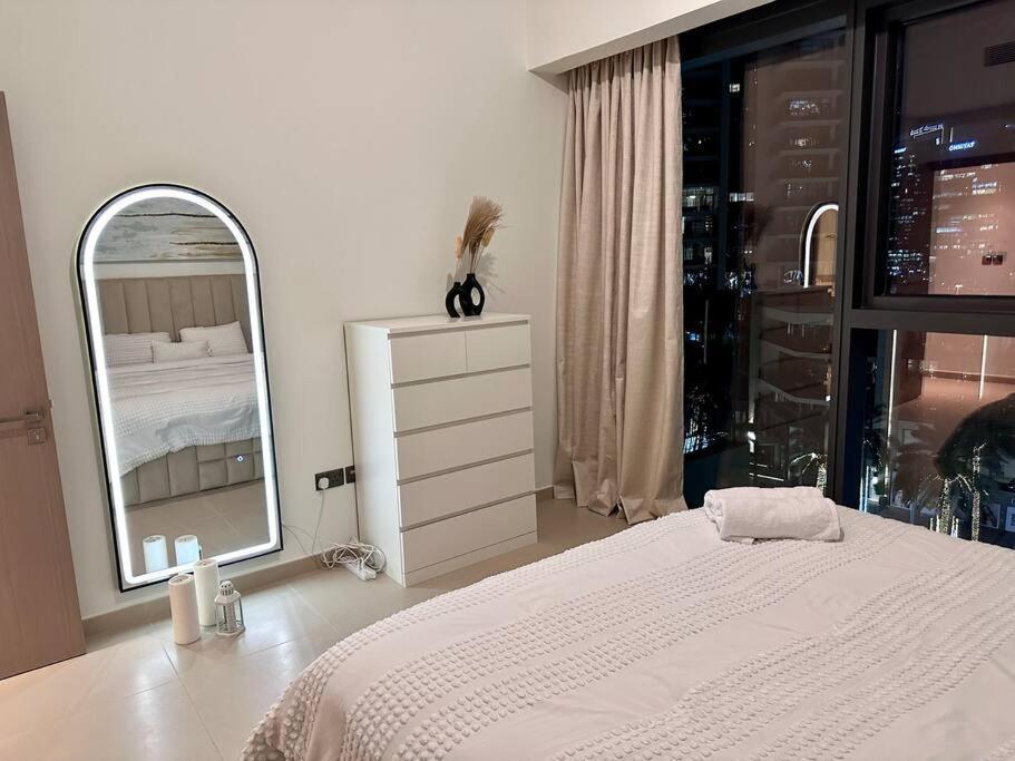 Burj Khalifa View - Modern 1bdr Dubai