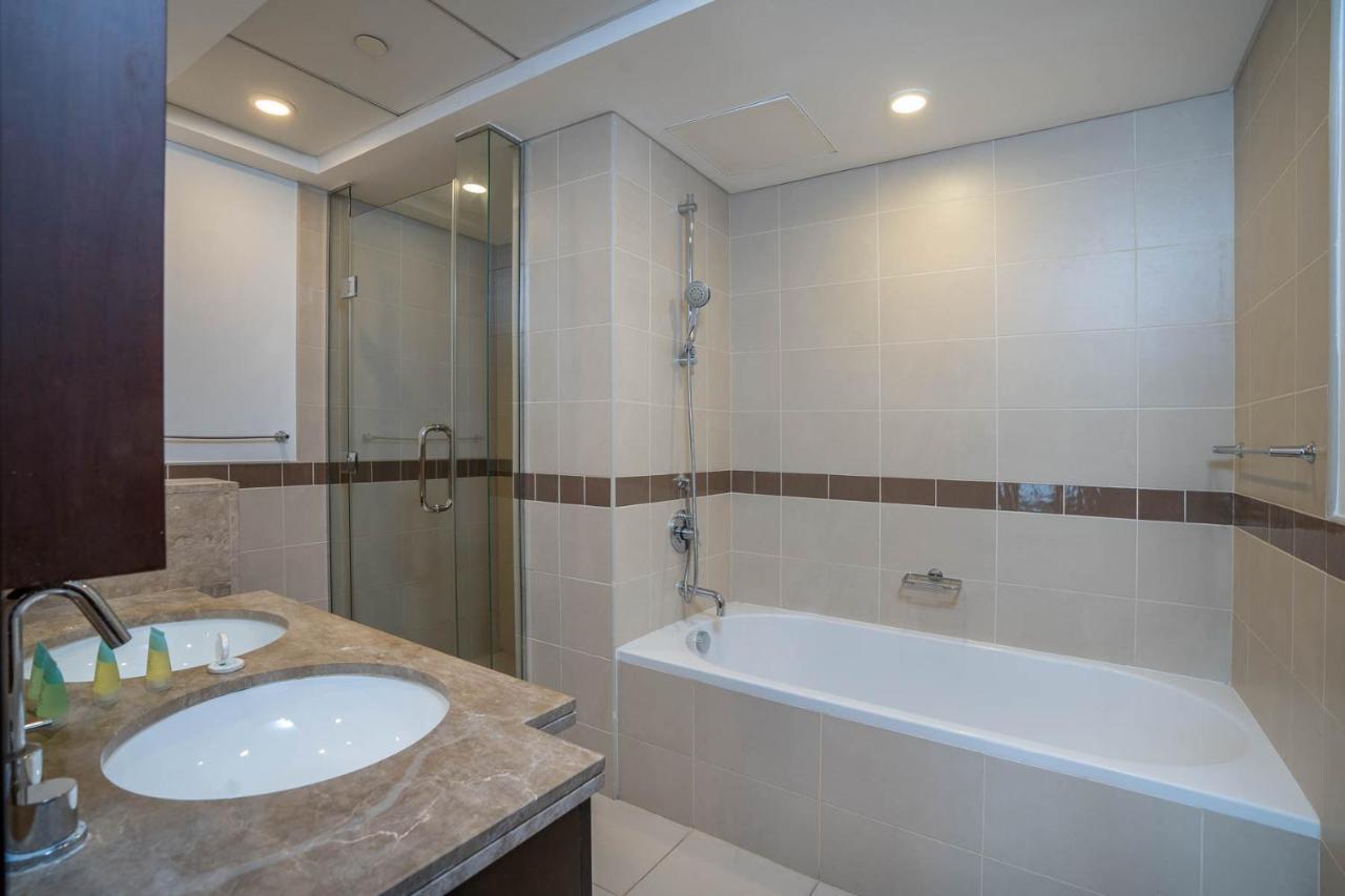Modern Spacious 1bed Heart Of Downtown Dubai