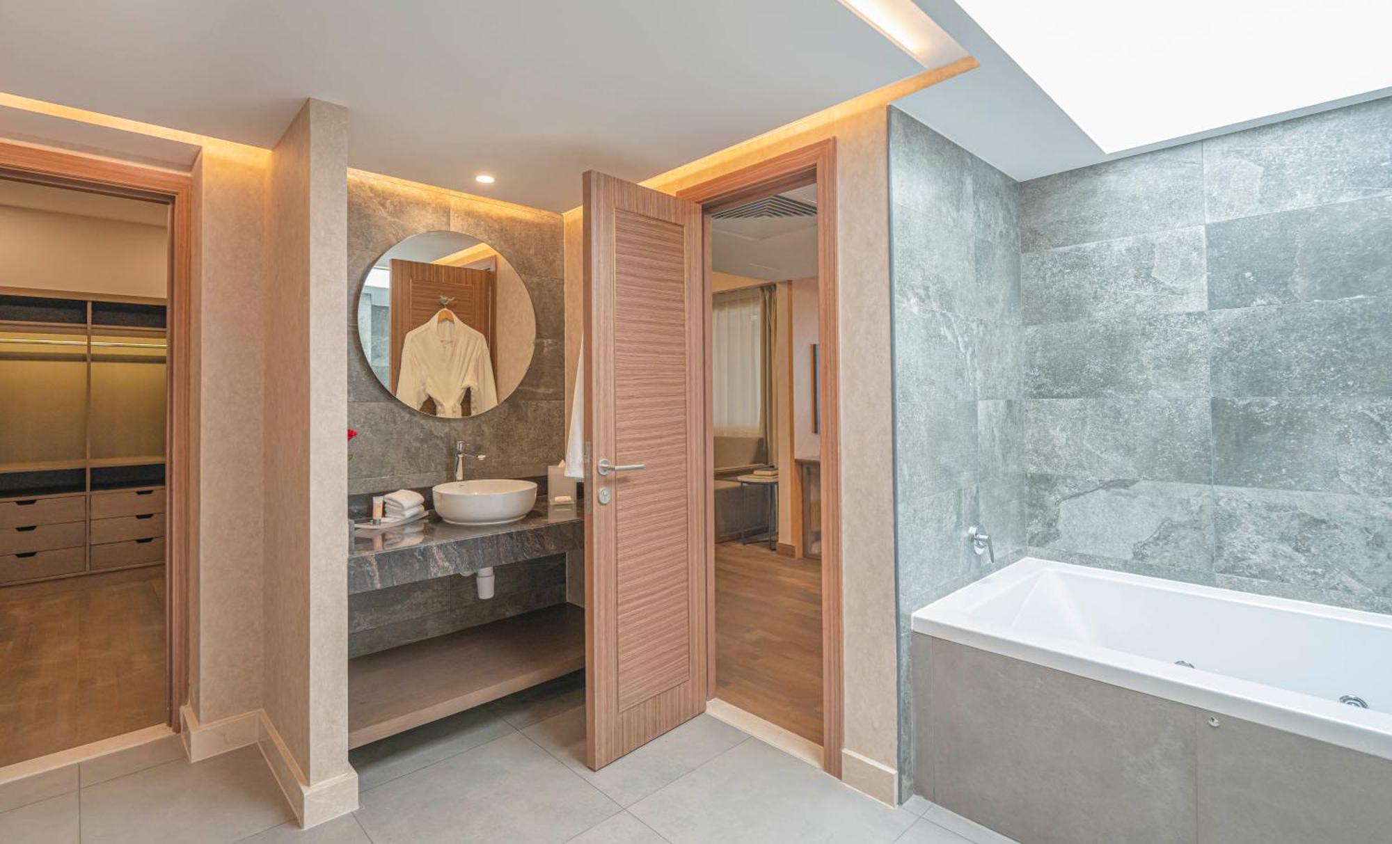 Hyatt Regency Galleria 4*