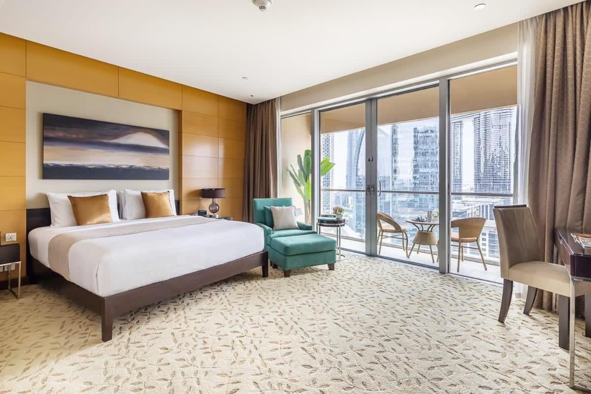 Frank Porter - Emaar Residences Fashion Avenue Apartment *