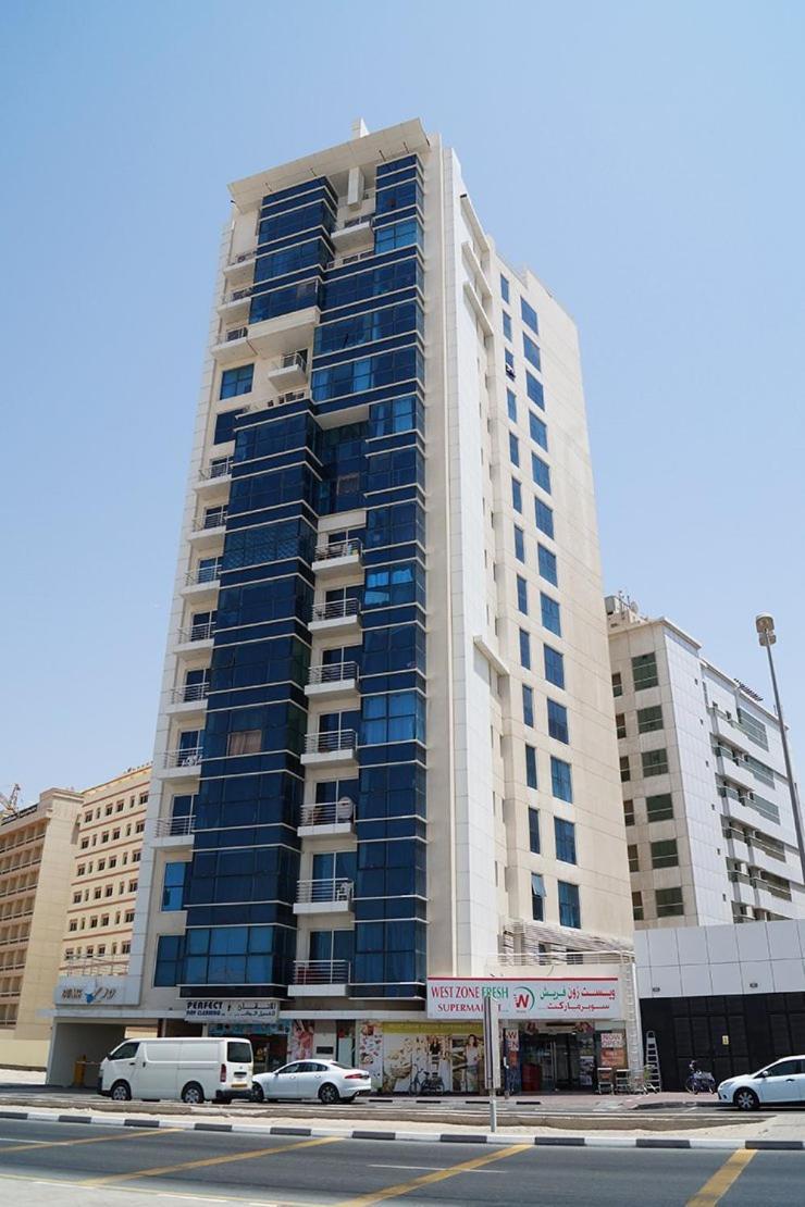 Couples Tv Fridge Close To Metro * Dubai