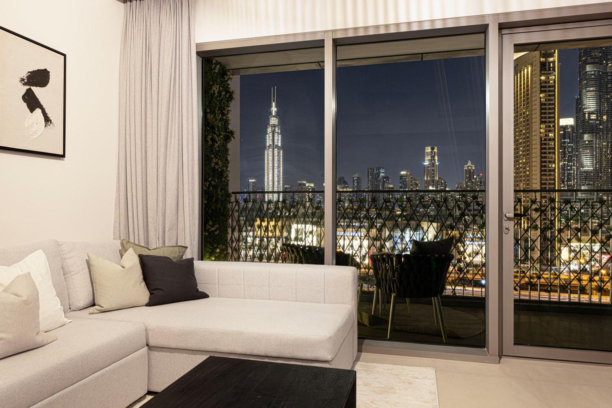 Burj Khalifa View, 2 Balcony W Lounge, Mall Access, Gym, Infinity-pool, Playground, Bbq, Family Friendly Apartment