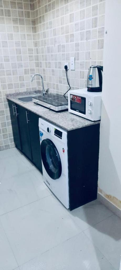 Homestay Couples Tv Fridge Close To Metro Dubai