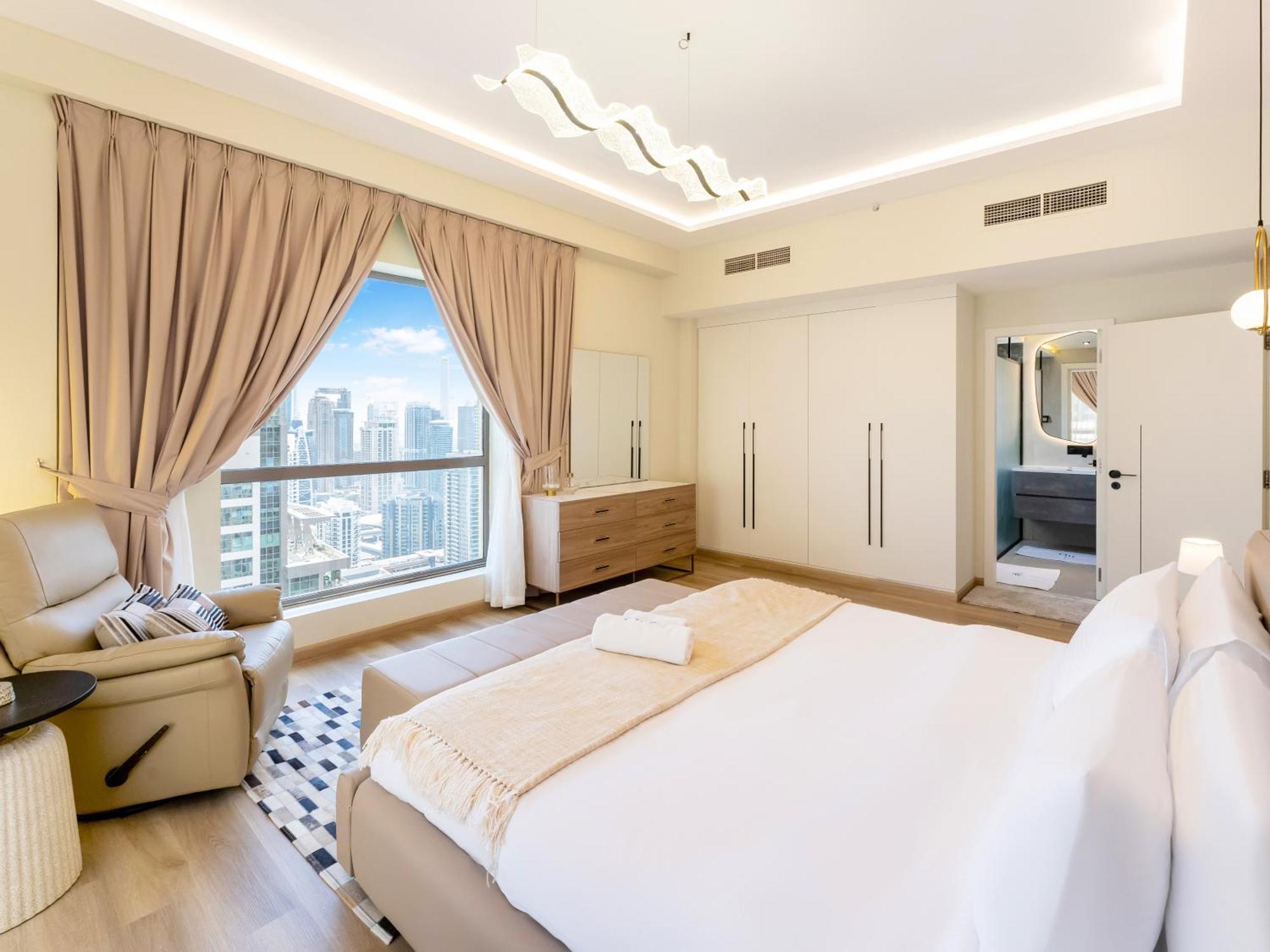 Fam Living - Stunning 2 Bedroom In Jbr Apartment