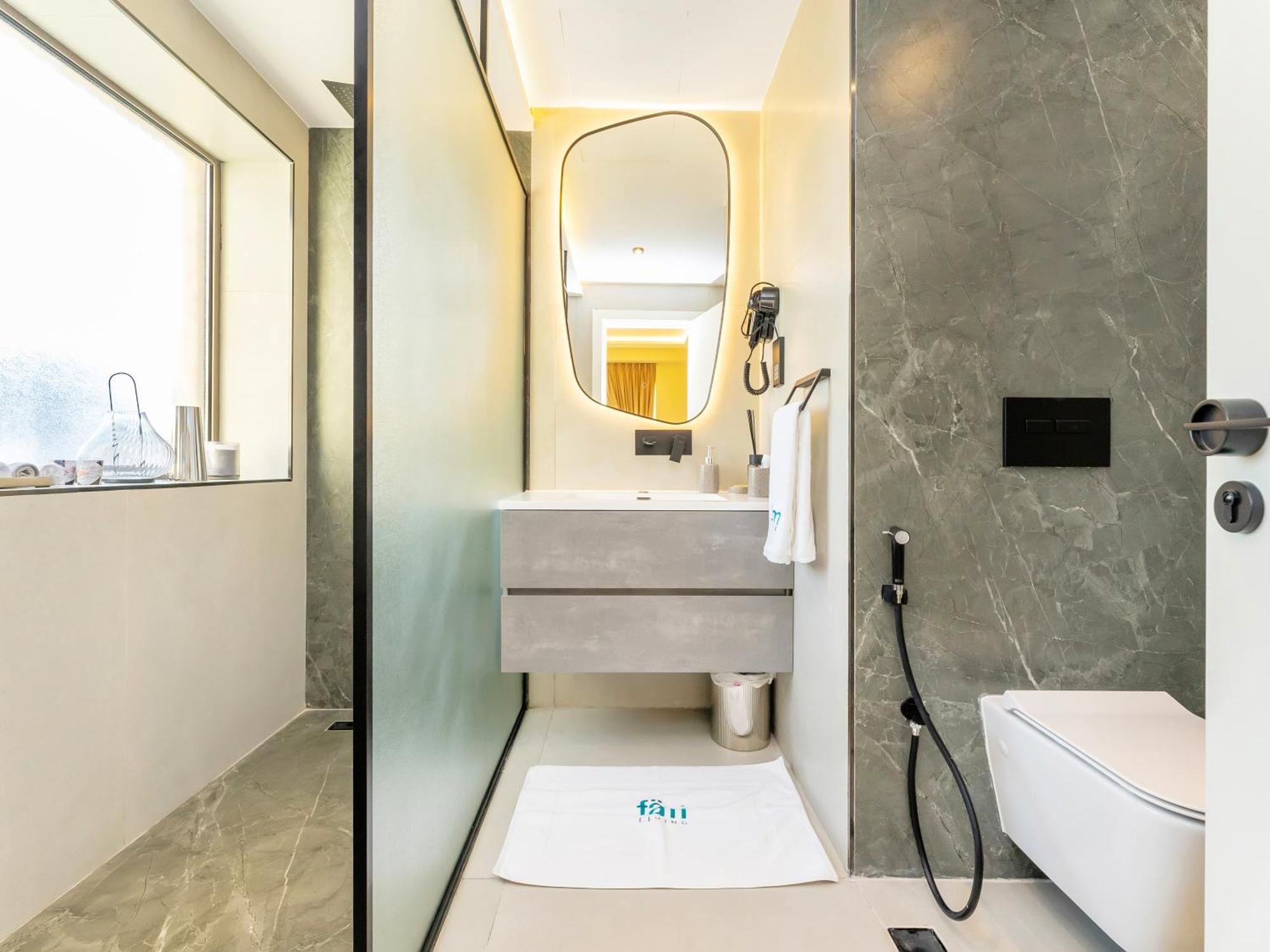 Fam Living - Stunning 2 Bedroom In Jbr Apartment
