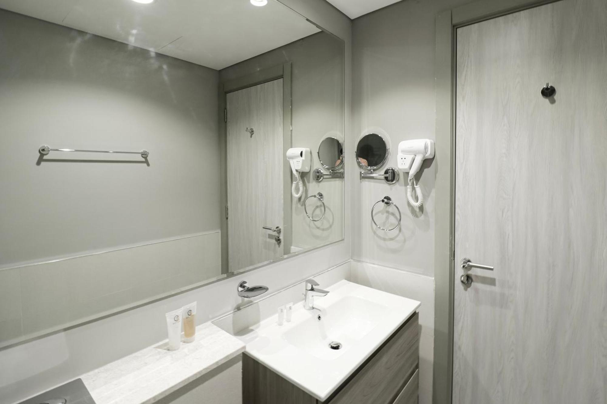 Three Bedroom Near Mall Street Downtown - Ezytrac Apartment