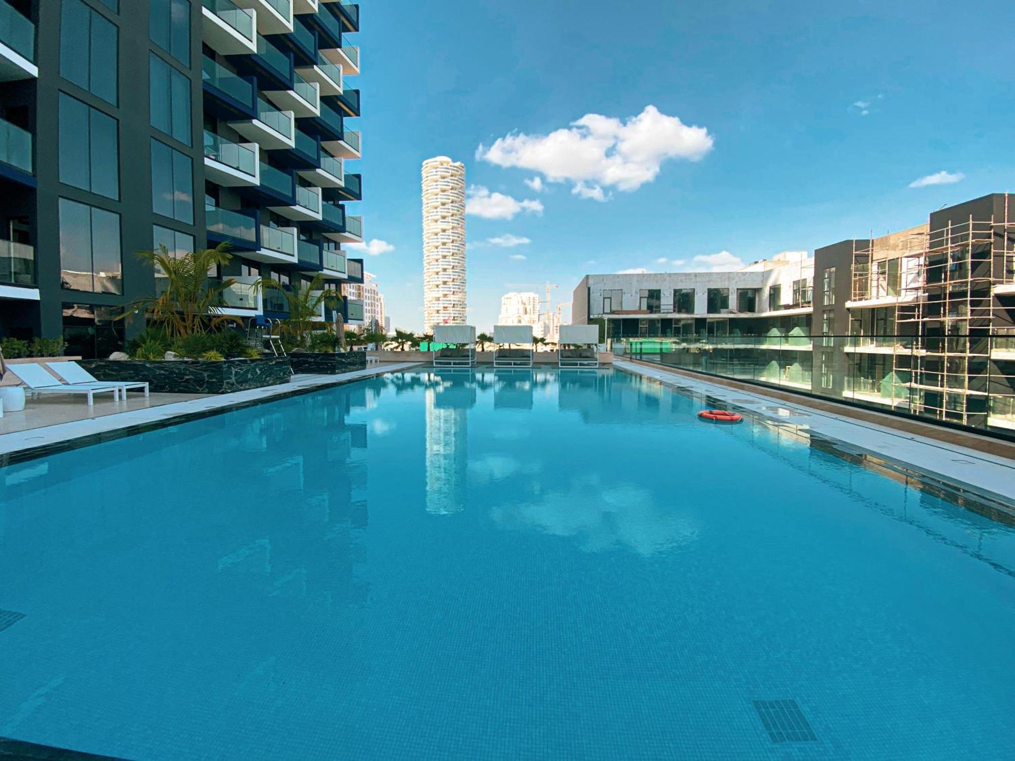 Apartment Spacious Balcony, King Bed, Pool At Jvc