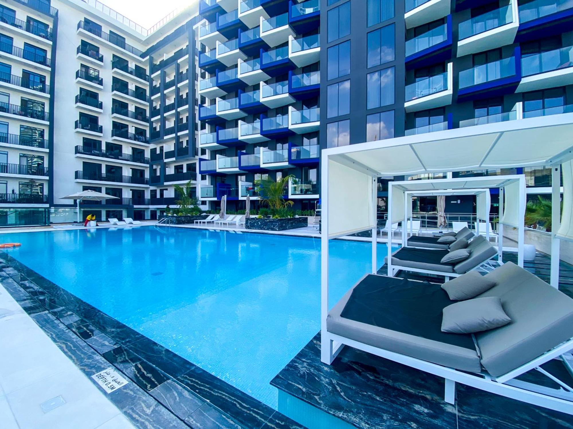 Spacious Balcony, King Bed, Pool At Jvc * Dubai