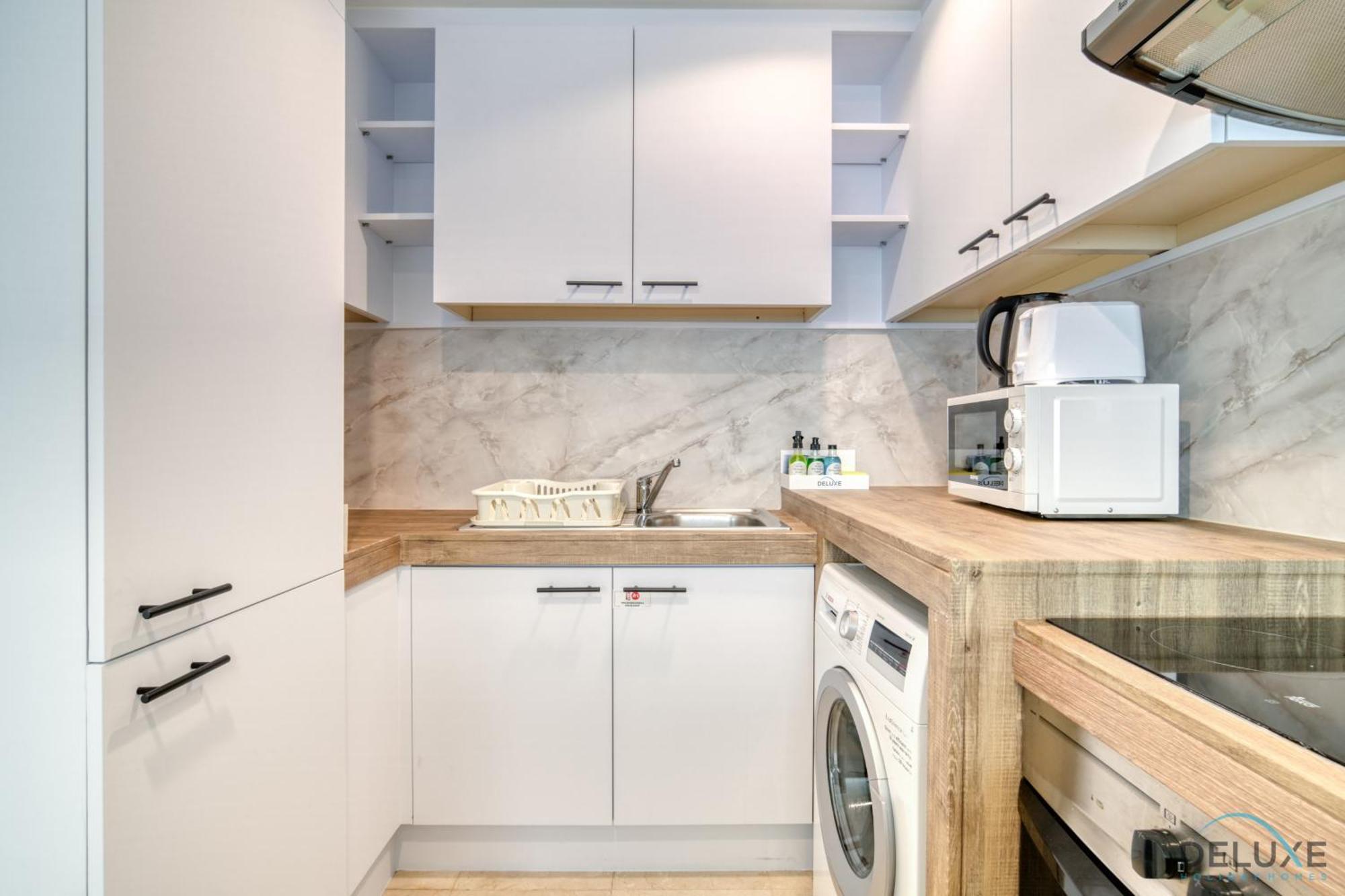 Special Offer Stylish 1br With Scenic Views & Pool By Deluxe Homes *