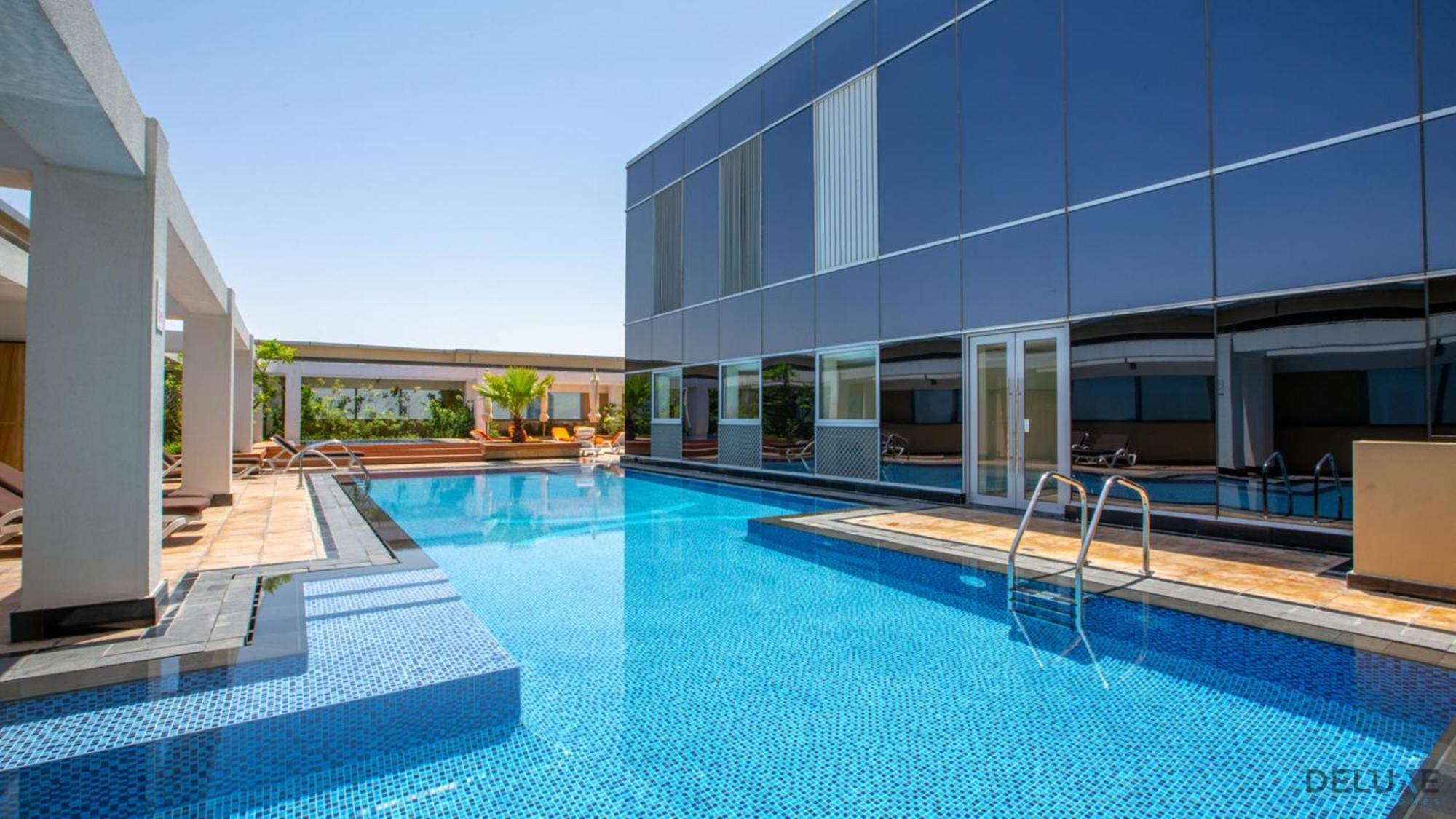 Special Offer Stylish 1br With Scenic Views & Pool By Deluxe Homes