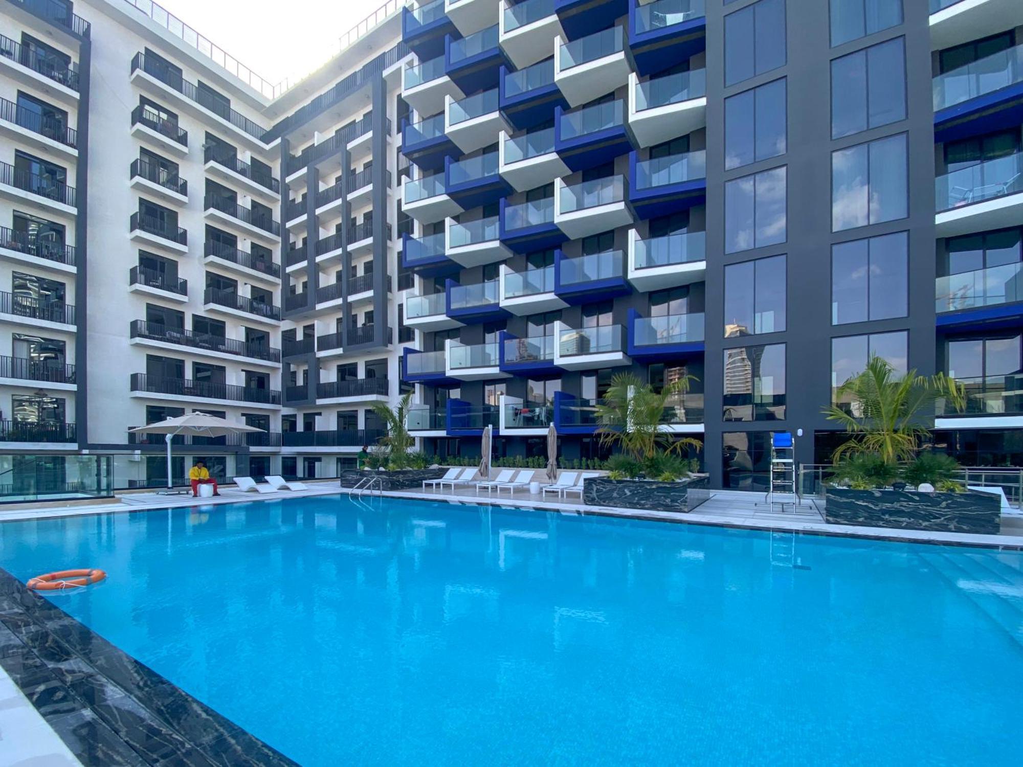Apartment Spacious Balcony, King Bed, Pool At Jvc