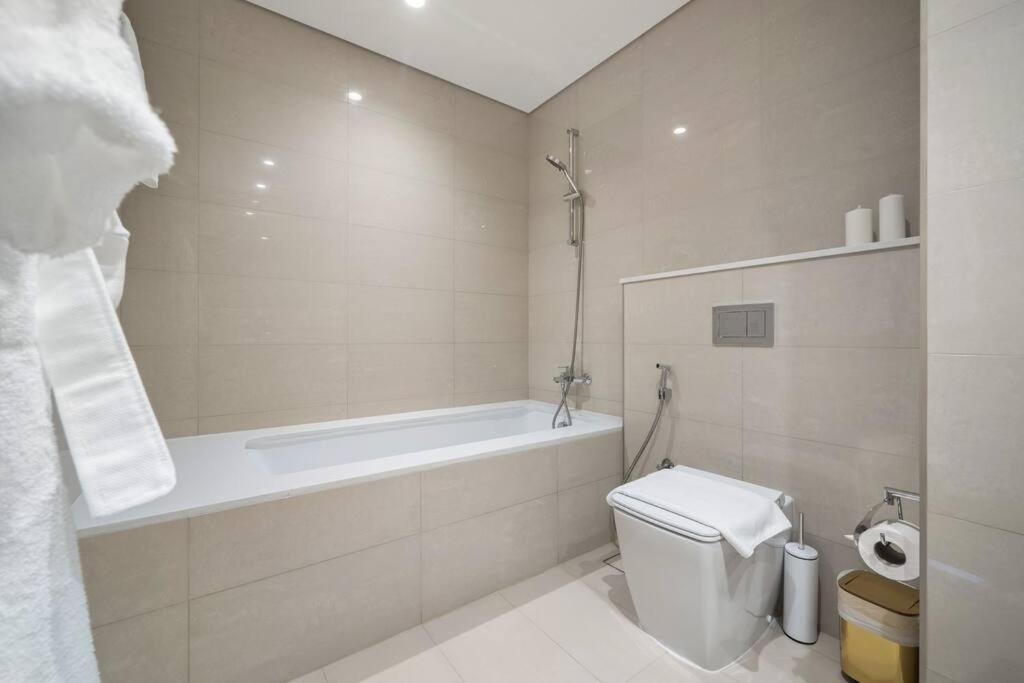 **panoramic Views Of Burj Khalifa And Fountain** Apartment Dubai