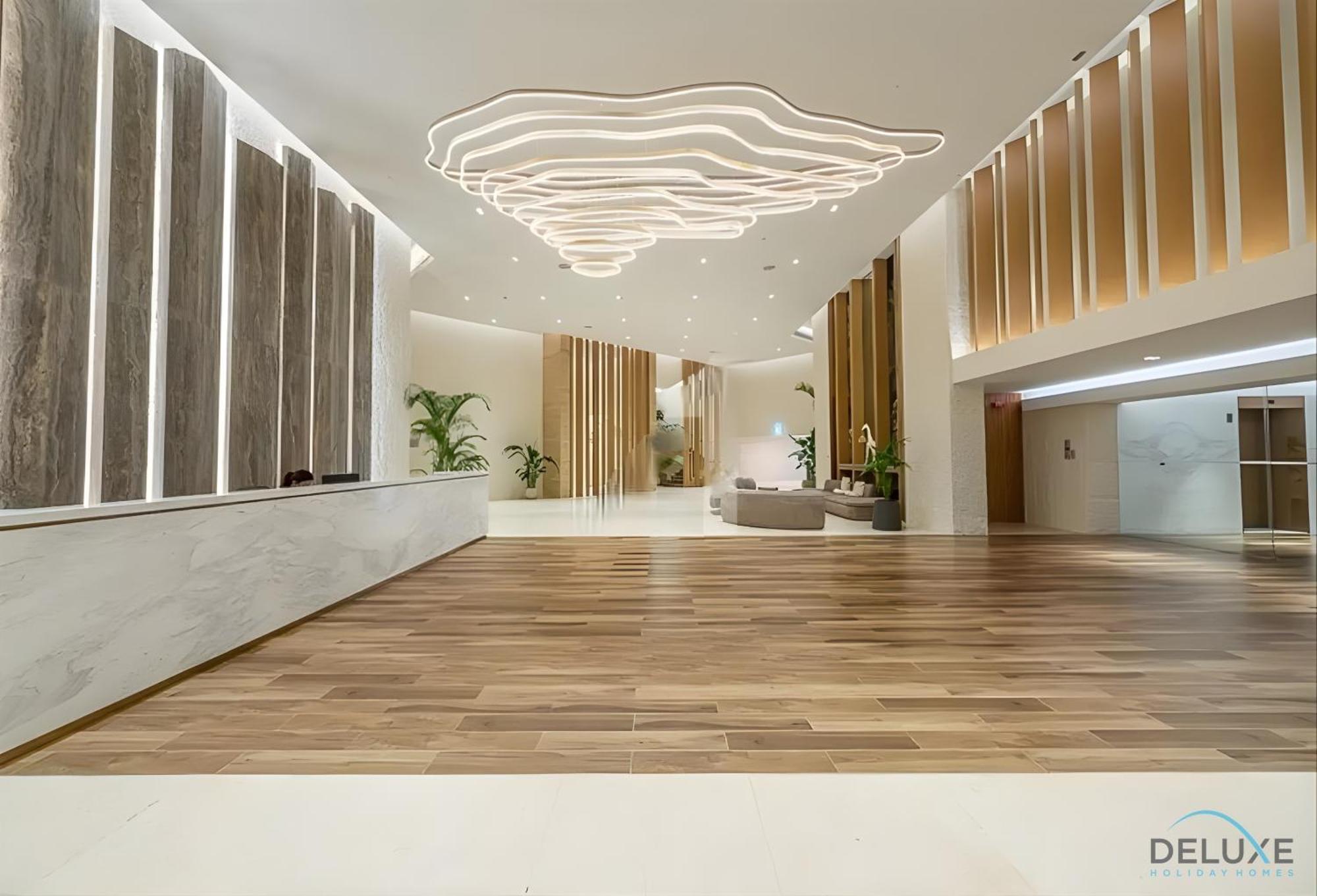 Special Offer Stylish 1br With Scenic Views & Pool By Deluxe Homes *