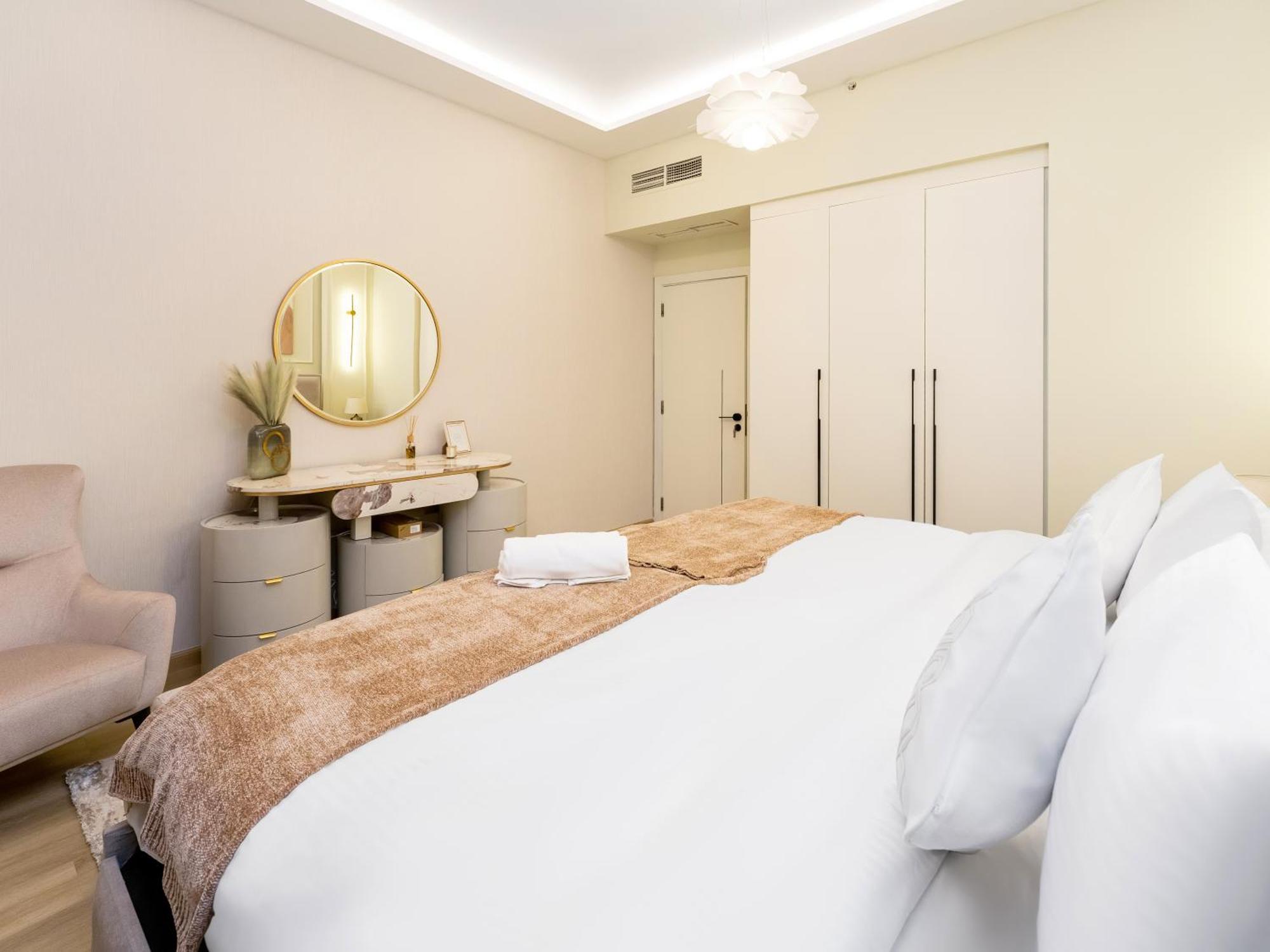 Fam Living - Stunning 2 Bedroom In Jbr Apartment