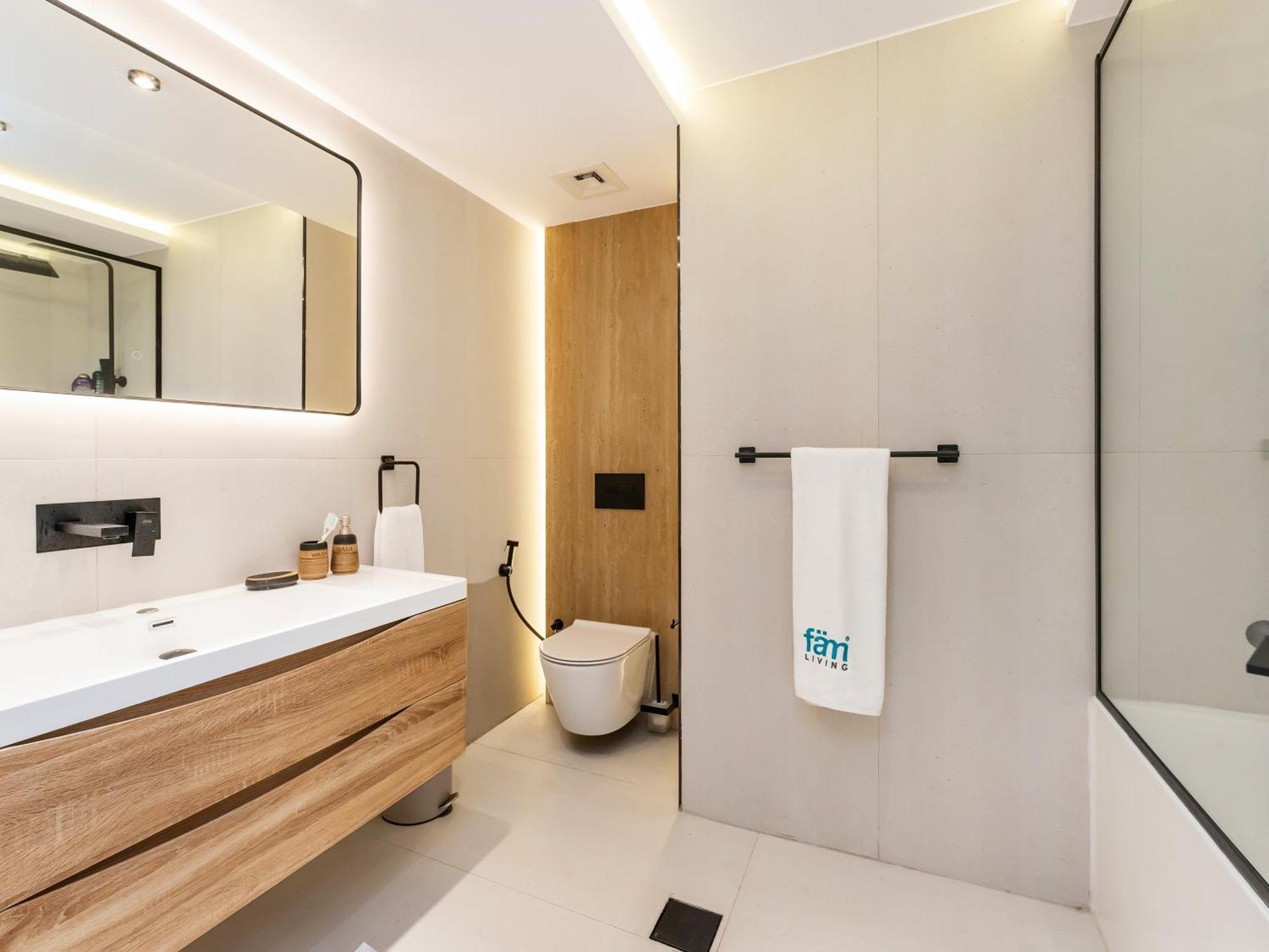Fam Living - Stunning 2 Bedroom In Jbr Apartment
