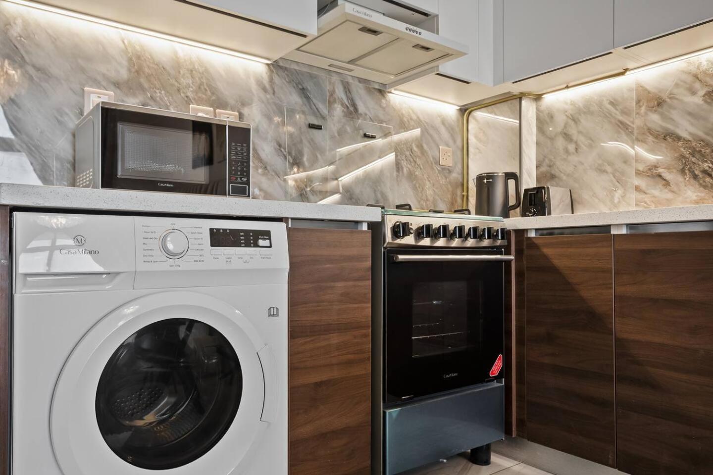 Stylish Studio - Miracle Gardens Apartment *