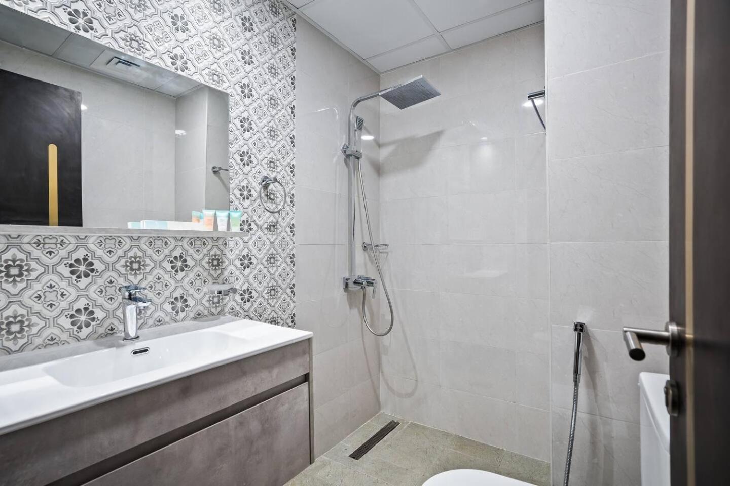 Apartment Stylish Studio - Miracle Gardens