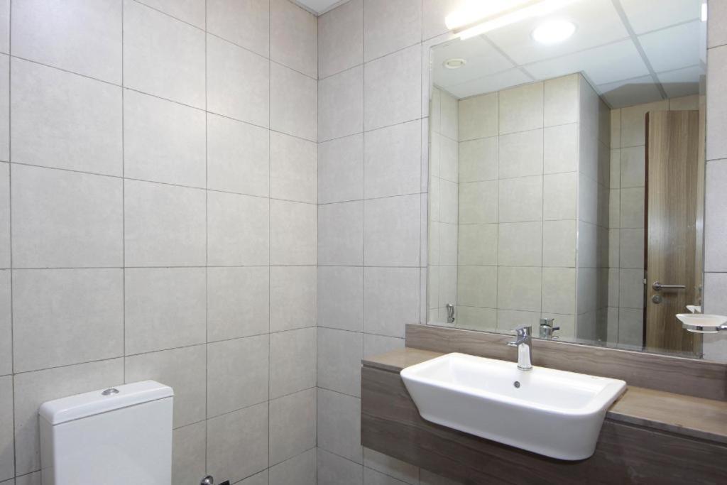Apartment Elegant Waterfront 1bhk In Creek Harbour *