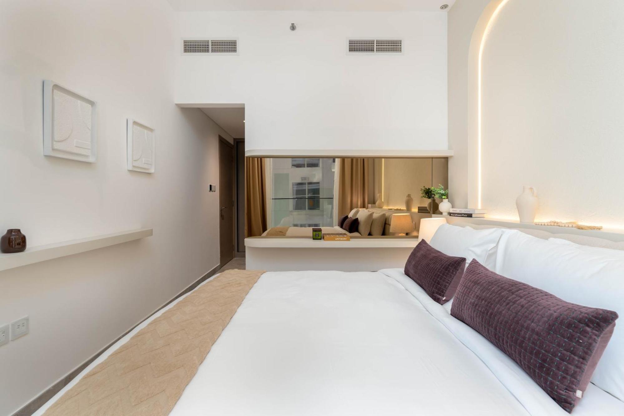 Apartment Chic & Modern Retreat In The Heart Of Jvc / Designer Choice / Sunset Views / Large Corner Balcony / New Building / 4 People