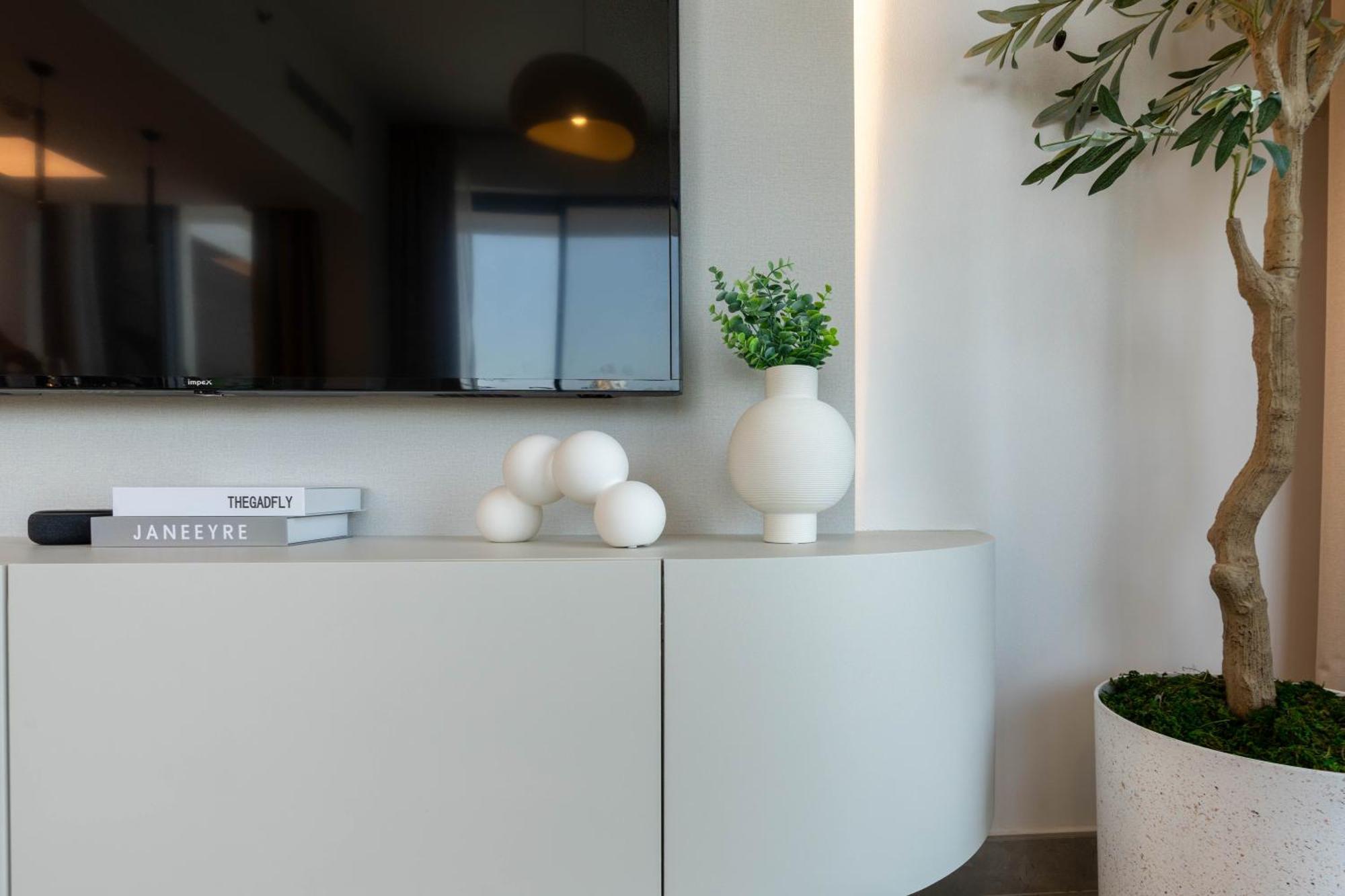 Apartment Chic & Modern Retreat In The Heart Of Jvc / Designer Choice / Sunset Views / Large Corner Balcony / New Building / 4 People *