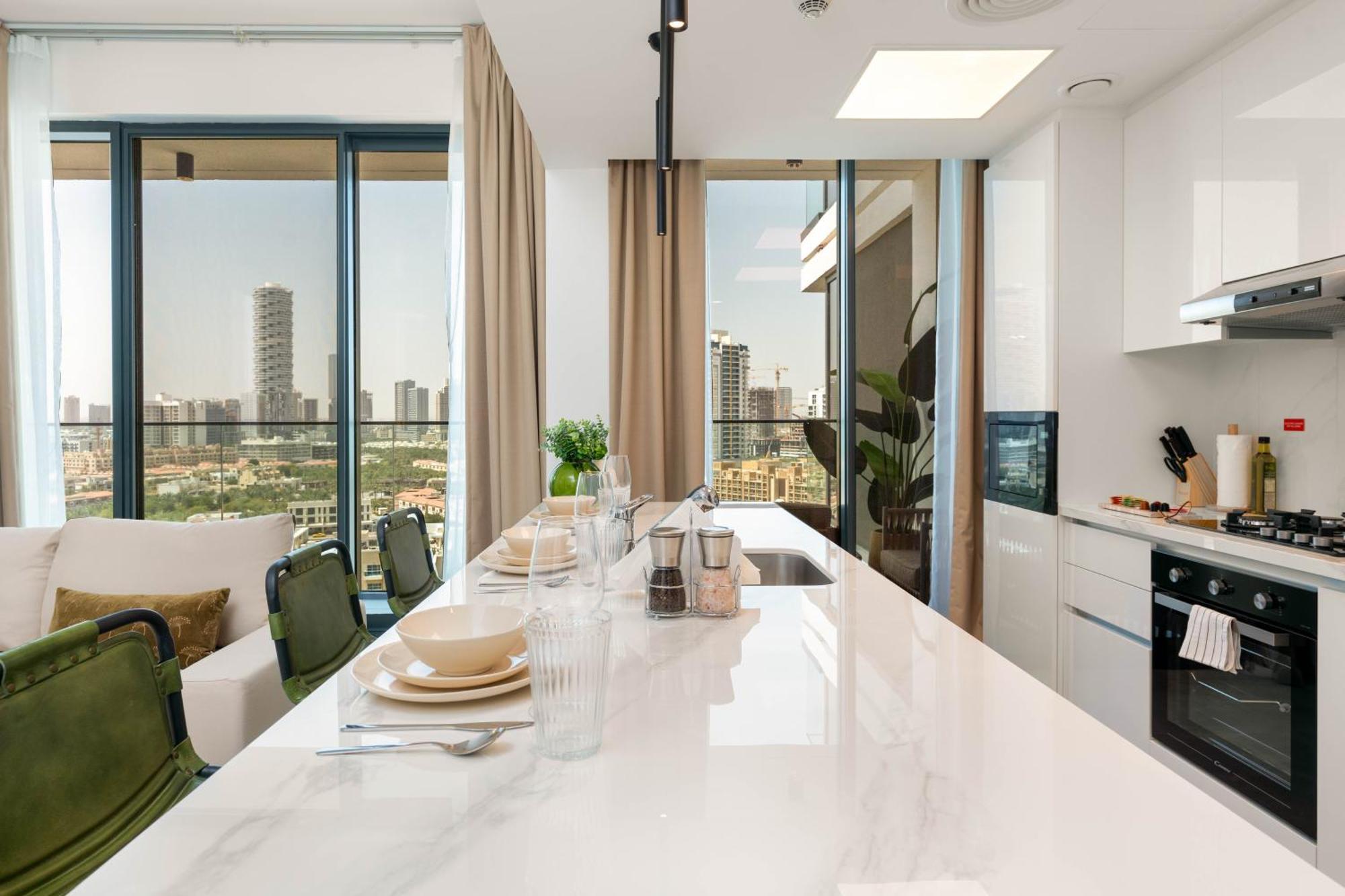 Chic & Modern Retreat In The Heart Of Jvc / Designer Choice / Sunset Views / Large Corner Balcony / New Building / 4 People *