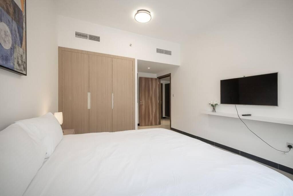 Modern 1 Bedroom In Aria Apartment Dubai