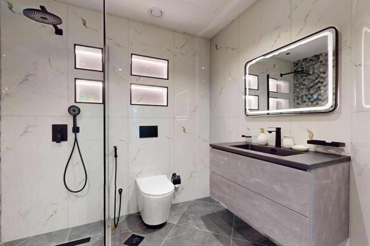 Torch Tower - Glamorous Two Bedroom * Dubai