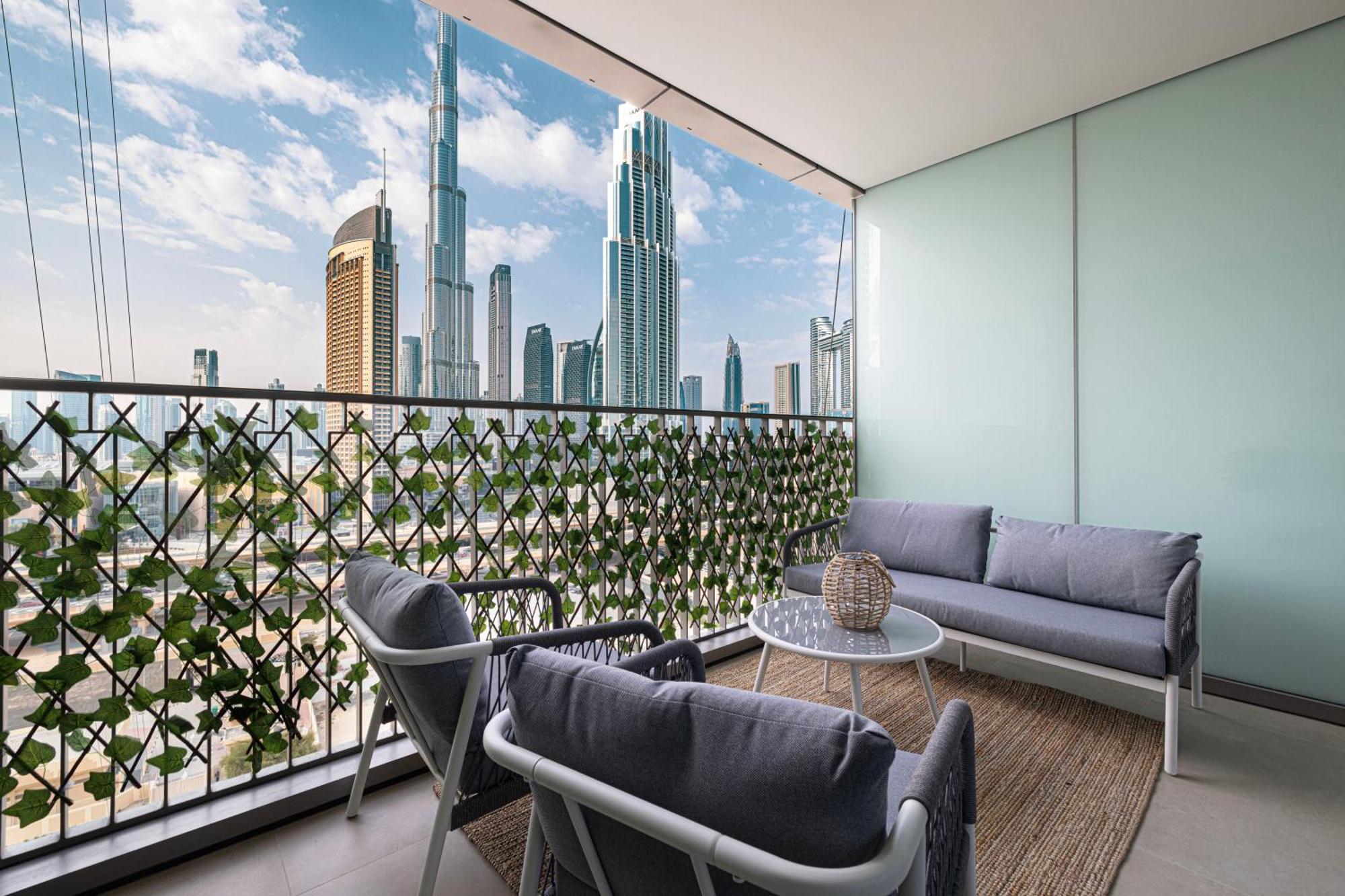 Burj Khalifa View, 2 Balcony W Lounge, Mall Access, Gym, Infinity-pool, Playground, Bbq, Family Friendly Apartment