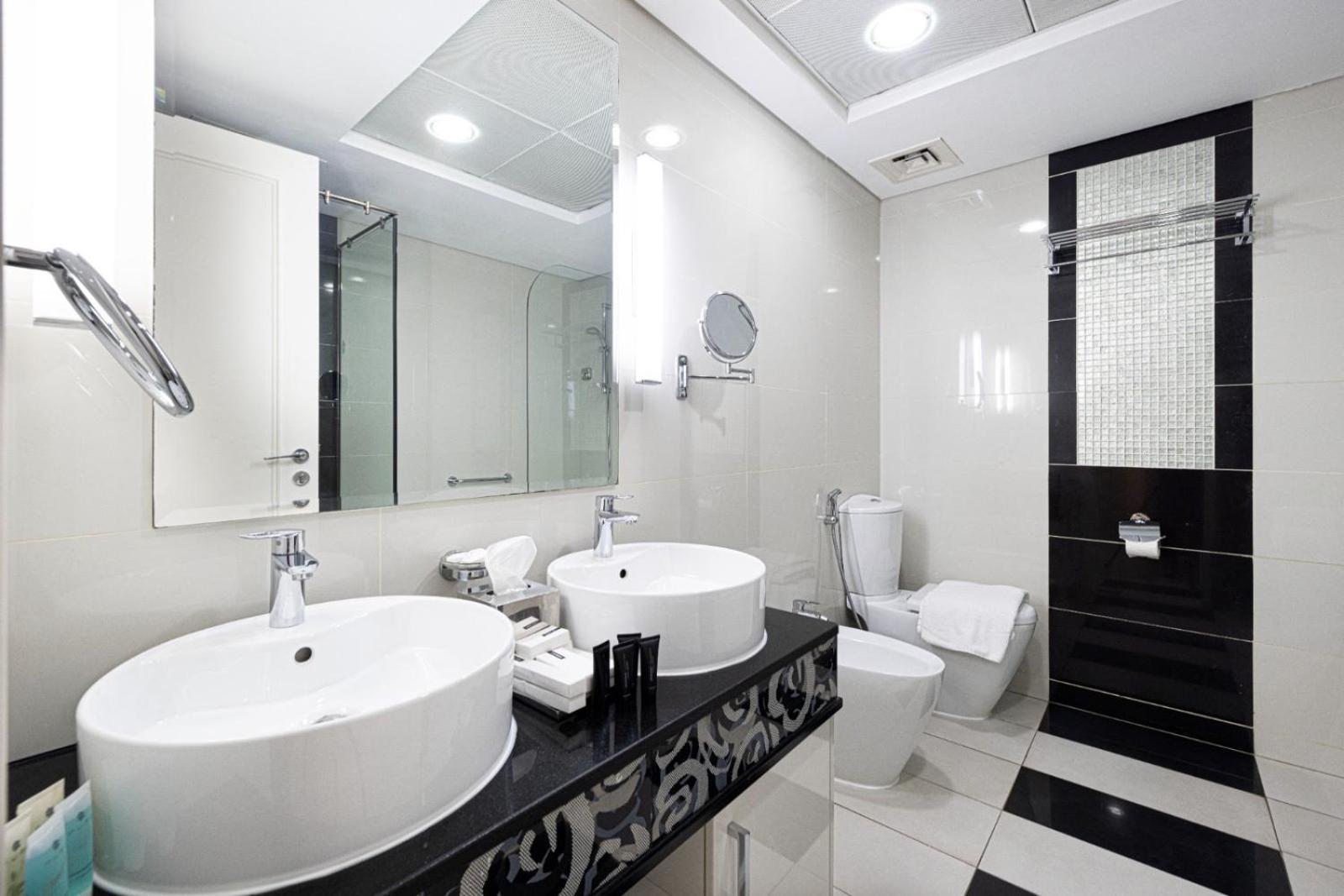 1 Minute Walk To Mall, 2 Bedroom Luxe In Elite Building With Pool And Gym Apartment
