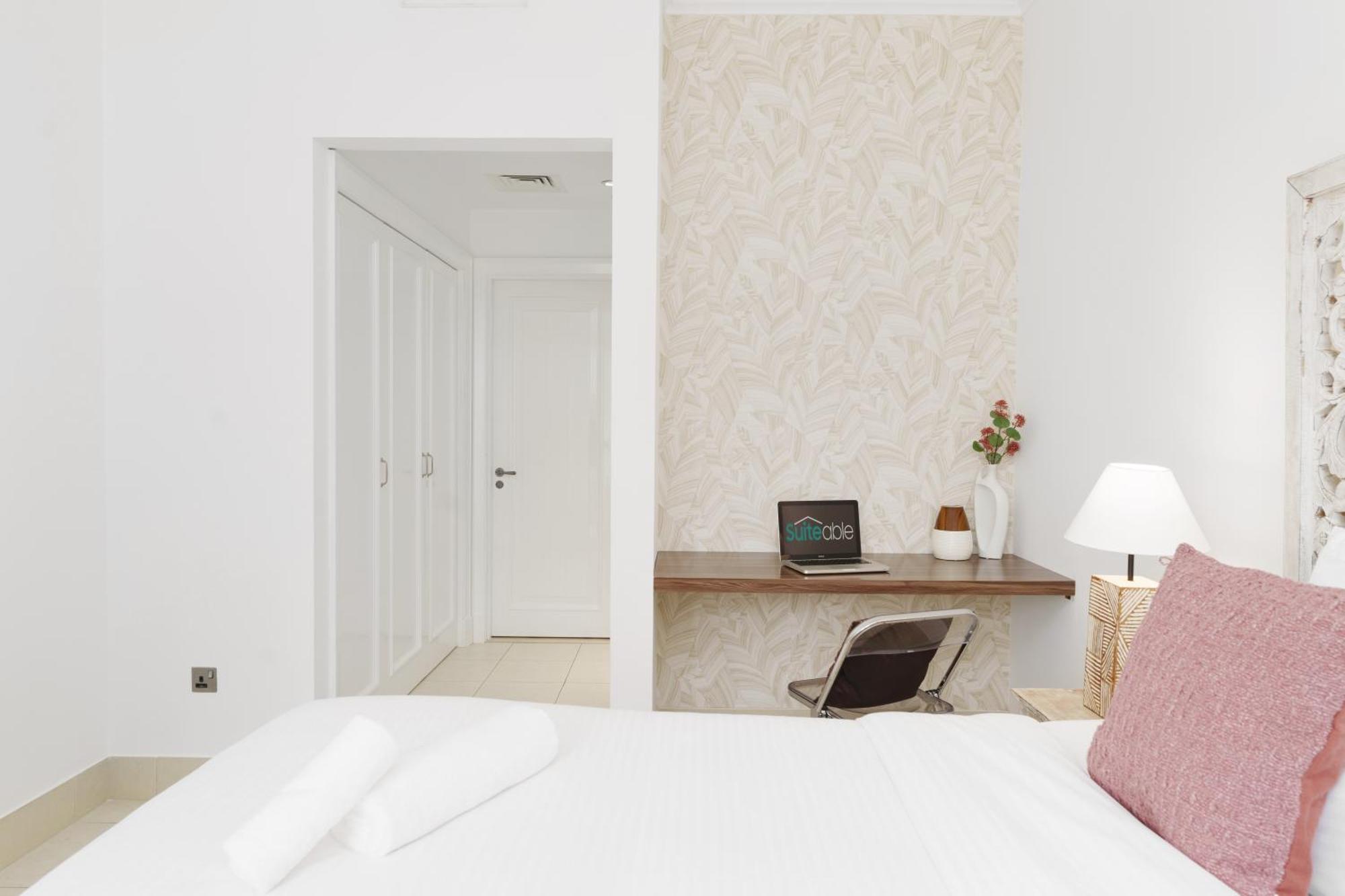 Living Chic 1 Bedroom Apartment Dubai