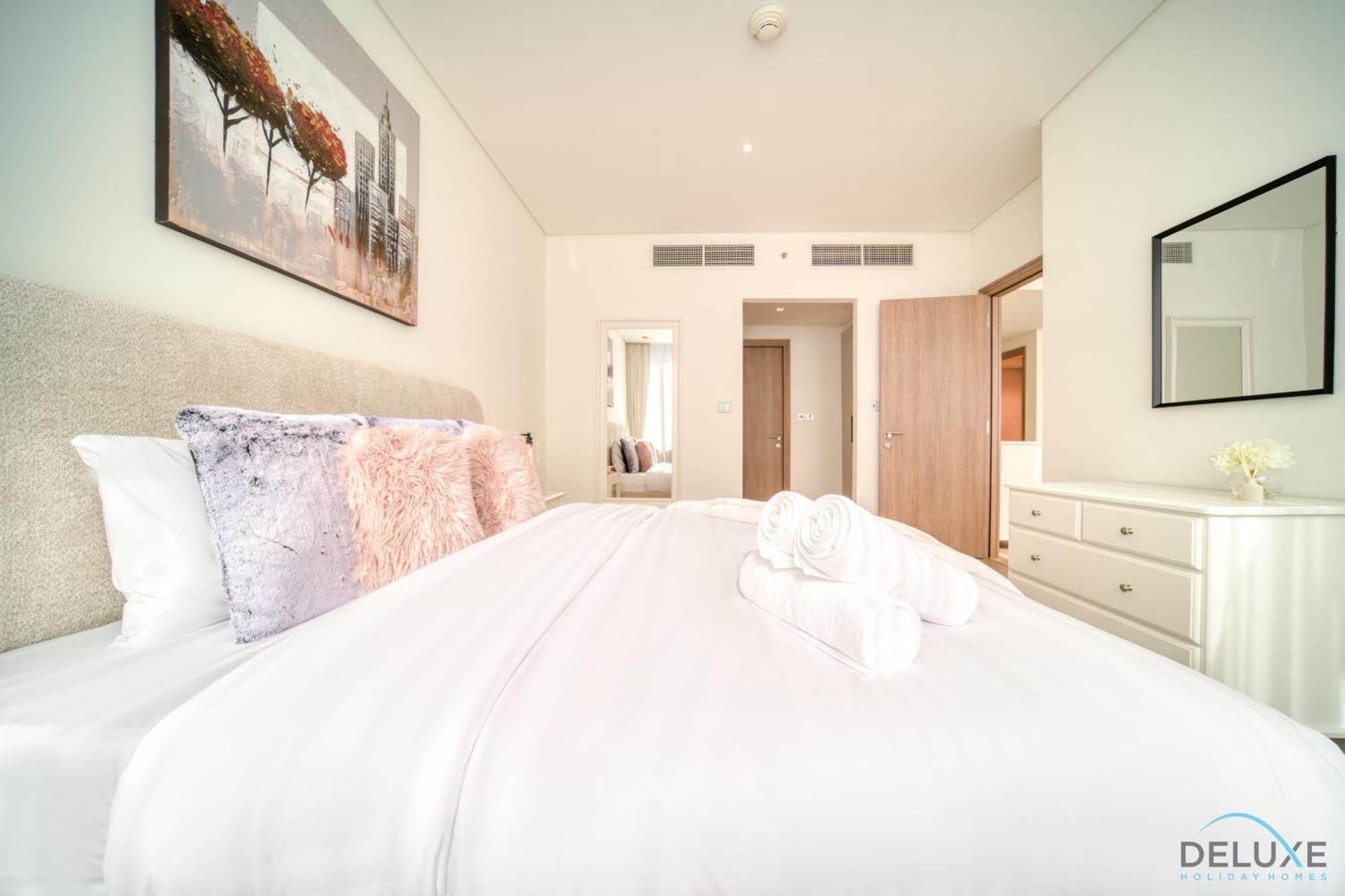 Special Offer Stylish 1br With Scenic Views & Pool By Deluxe Homes *