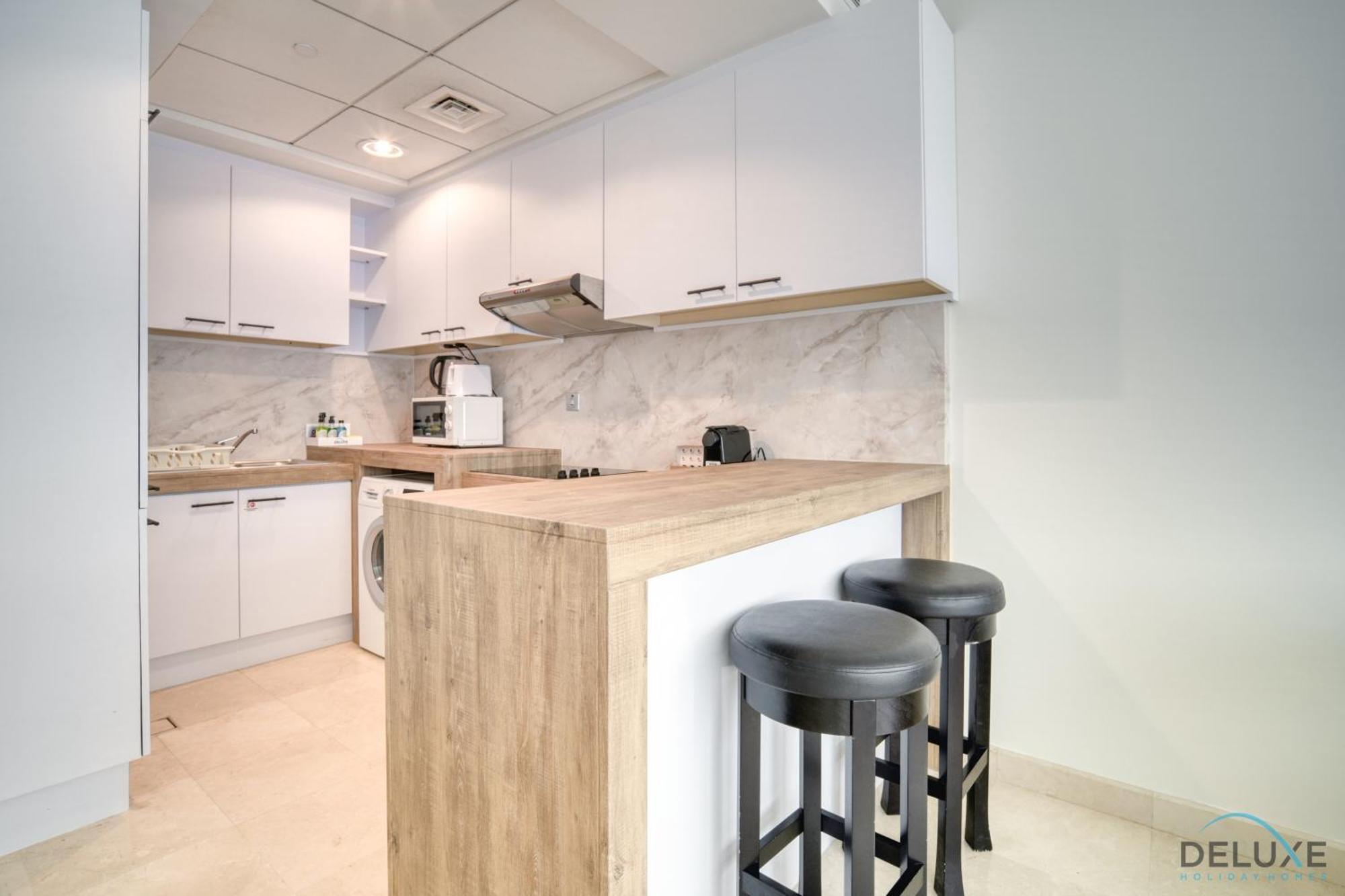Special Offer Stylish 1br With Scenic Views & Pool By Deluxe Homes Apartment *