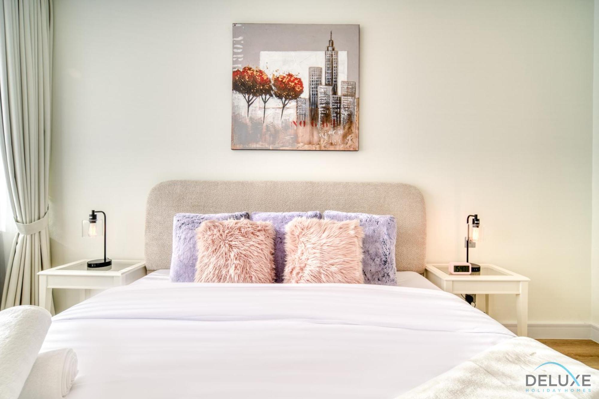 Special Offer Stylish 1br With Scenic Views & Pool By Deluxe Homes Apartment *