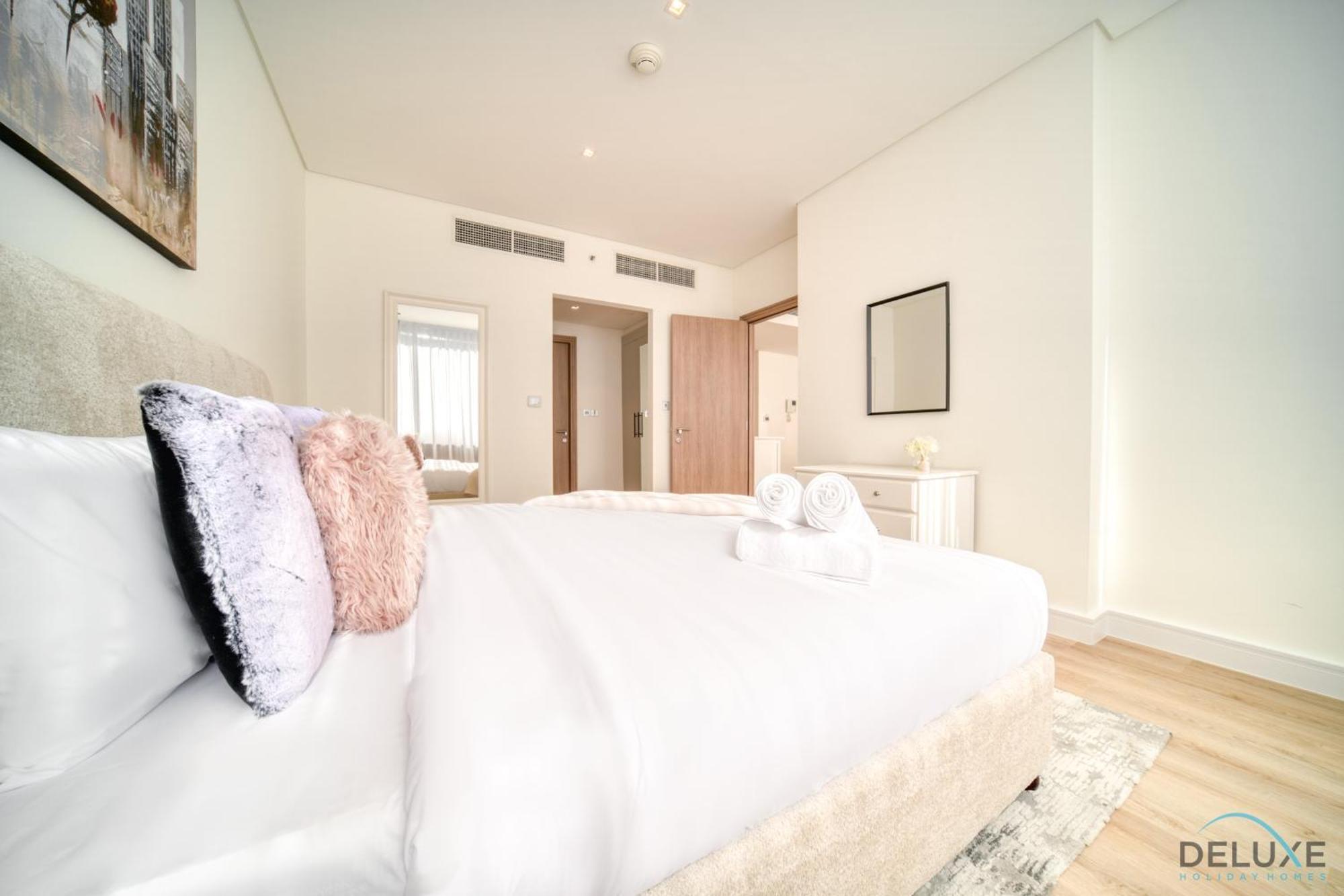 Special Offer Stylish 1br With Scenic Views & Pool By Deluxe Homes Apartment